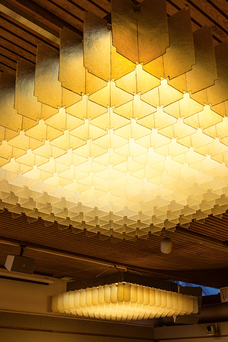 En närbild på plafond i ljust trä