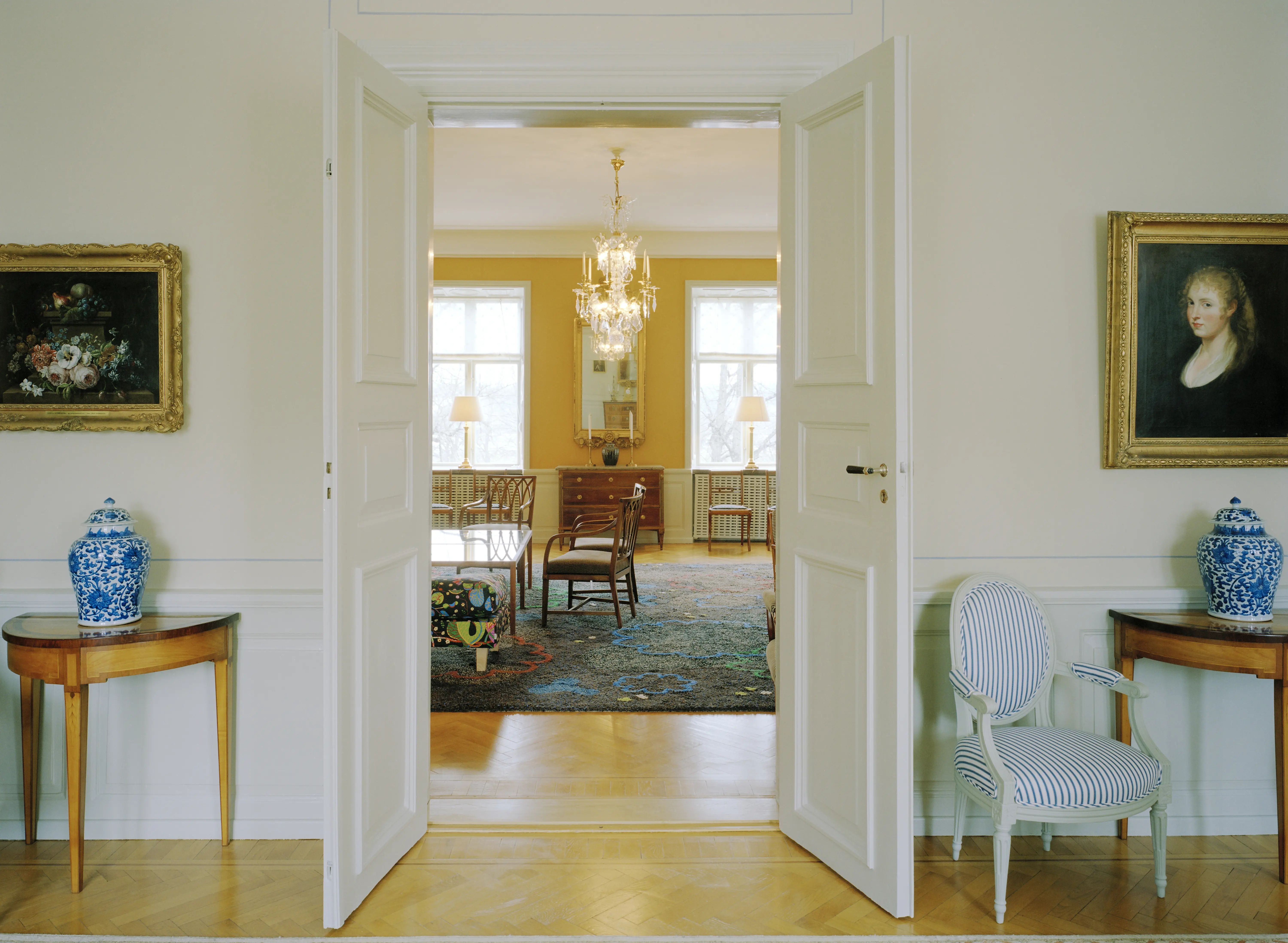Interiör, residenset i Vänersborg. En dubbeldörr som flankeras av små empirmöbler leder in till en salong med femtiotalsinredning.