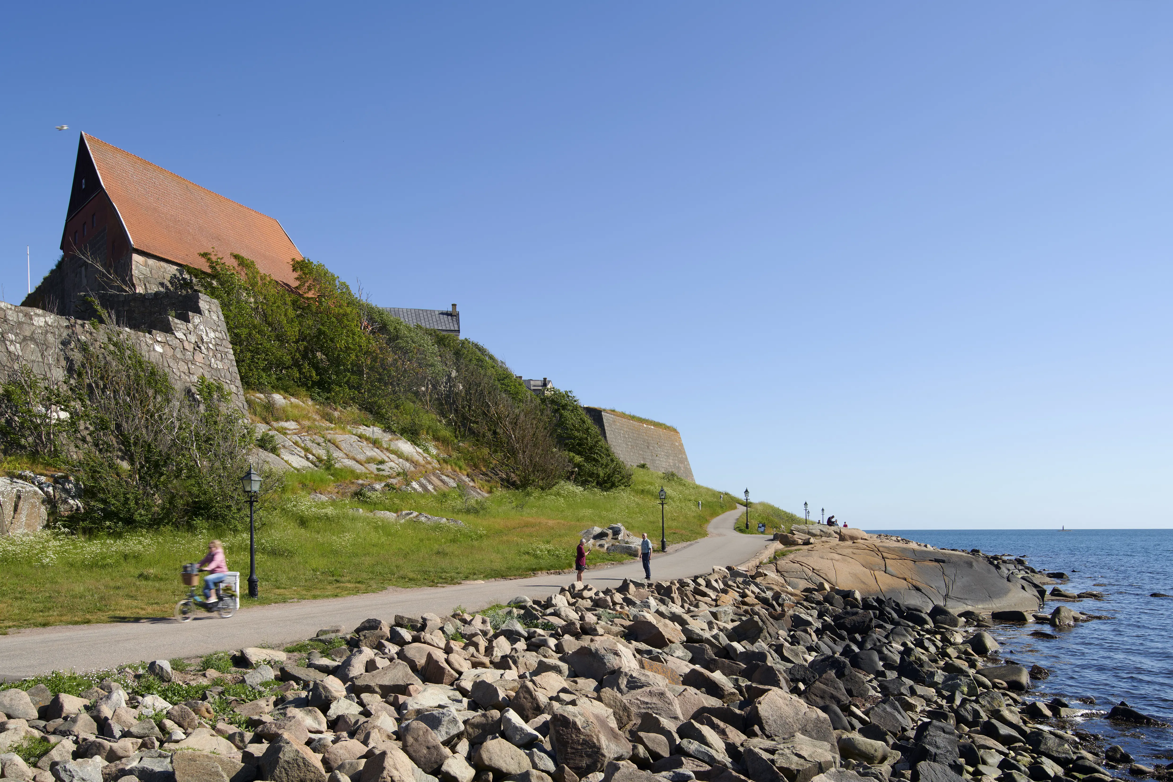 Varbergs fästning och strandpromenaden.