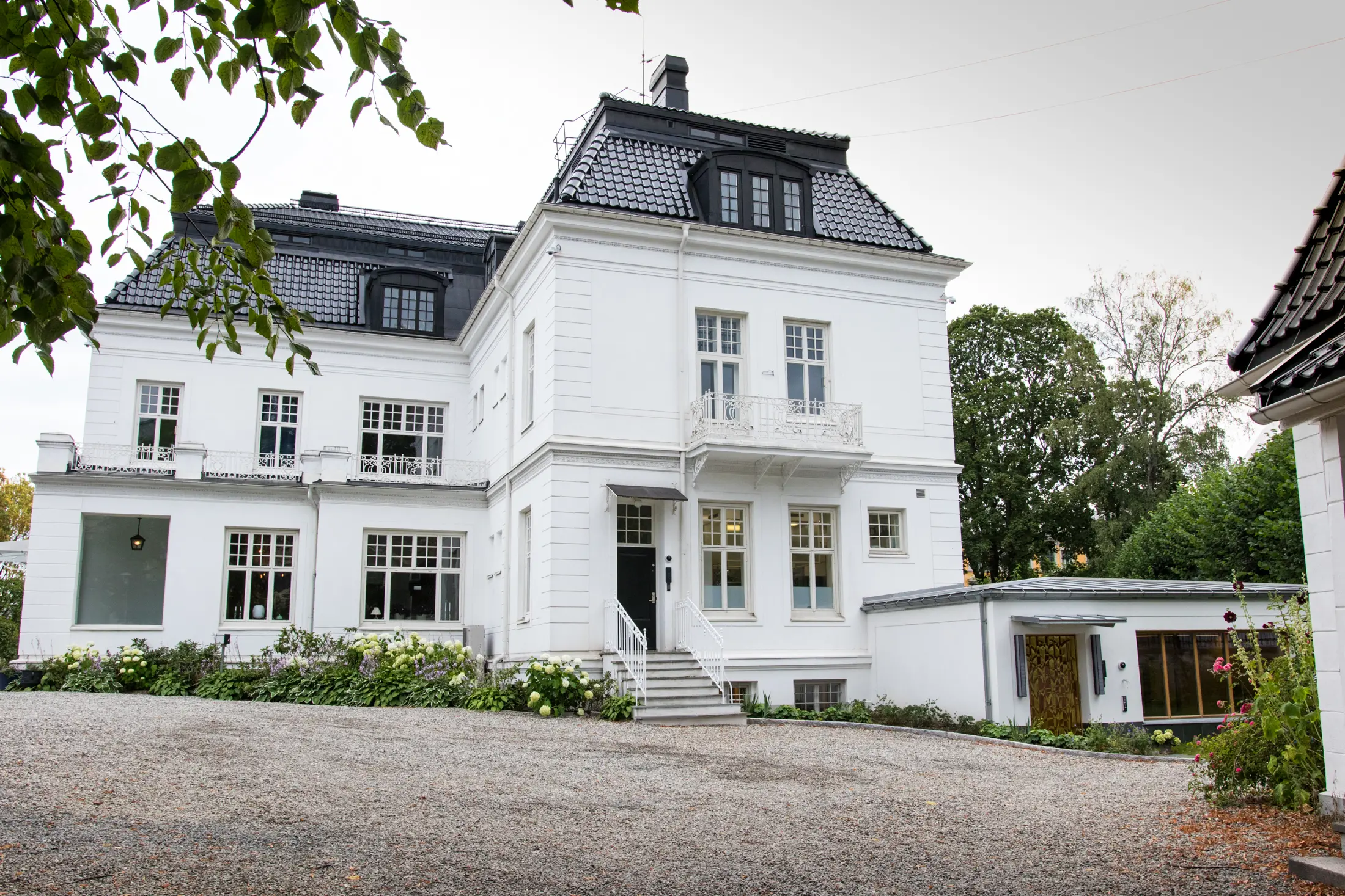 Ambassaden i Oslo. En stor, vit villa med svart plåt-tak