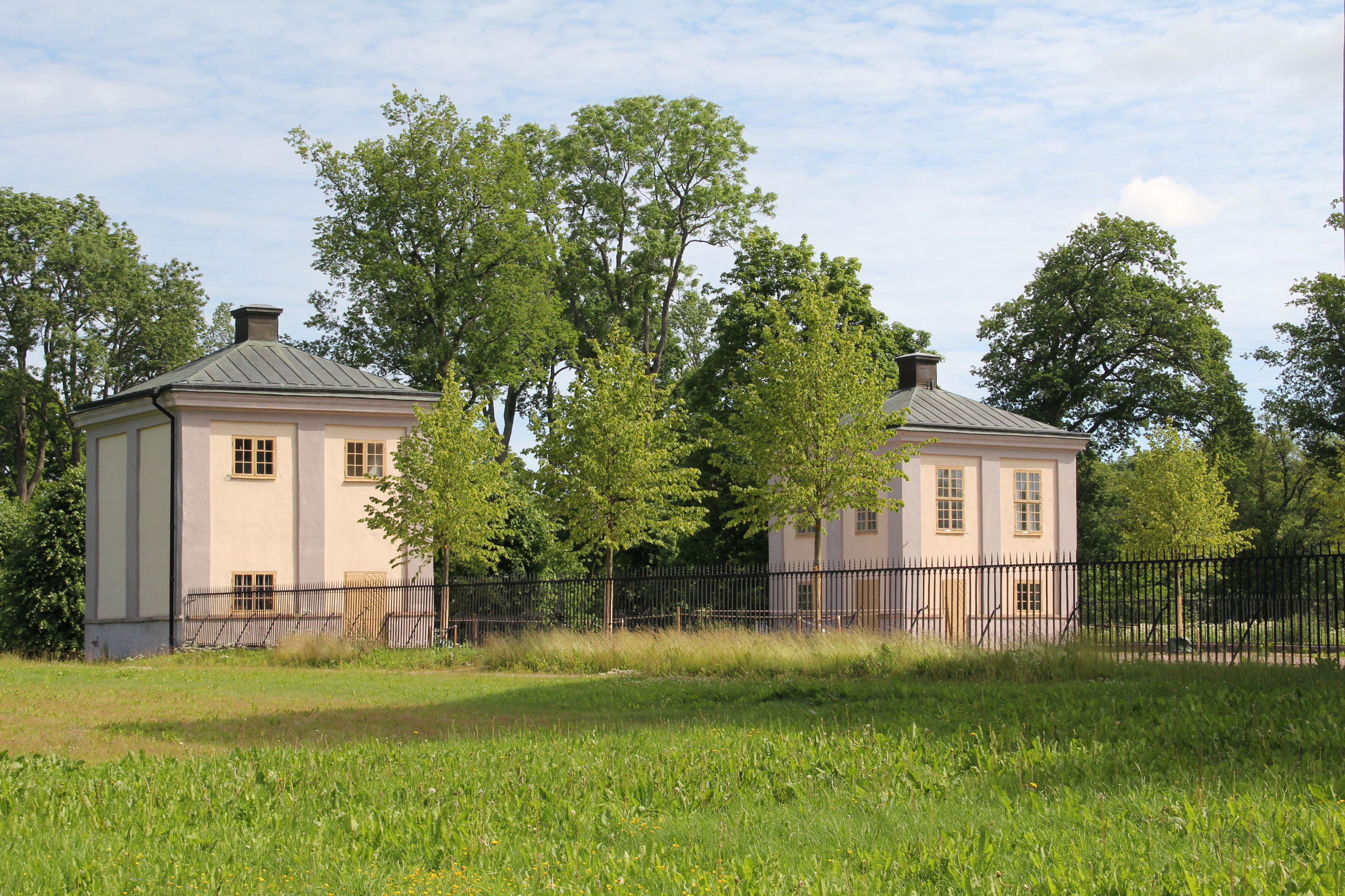 Salsta slott, trädgårdsflyglar. Två ljusgula byggnader i två våningar.