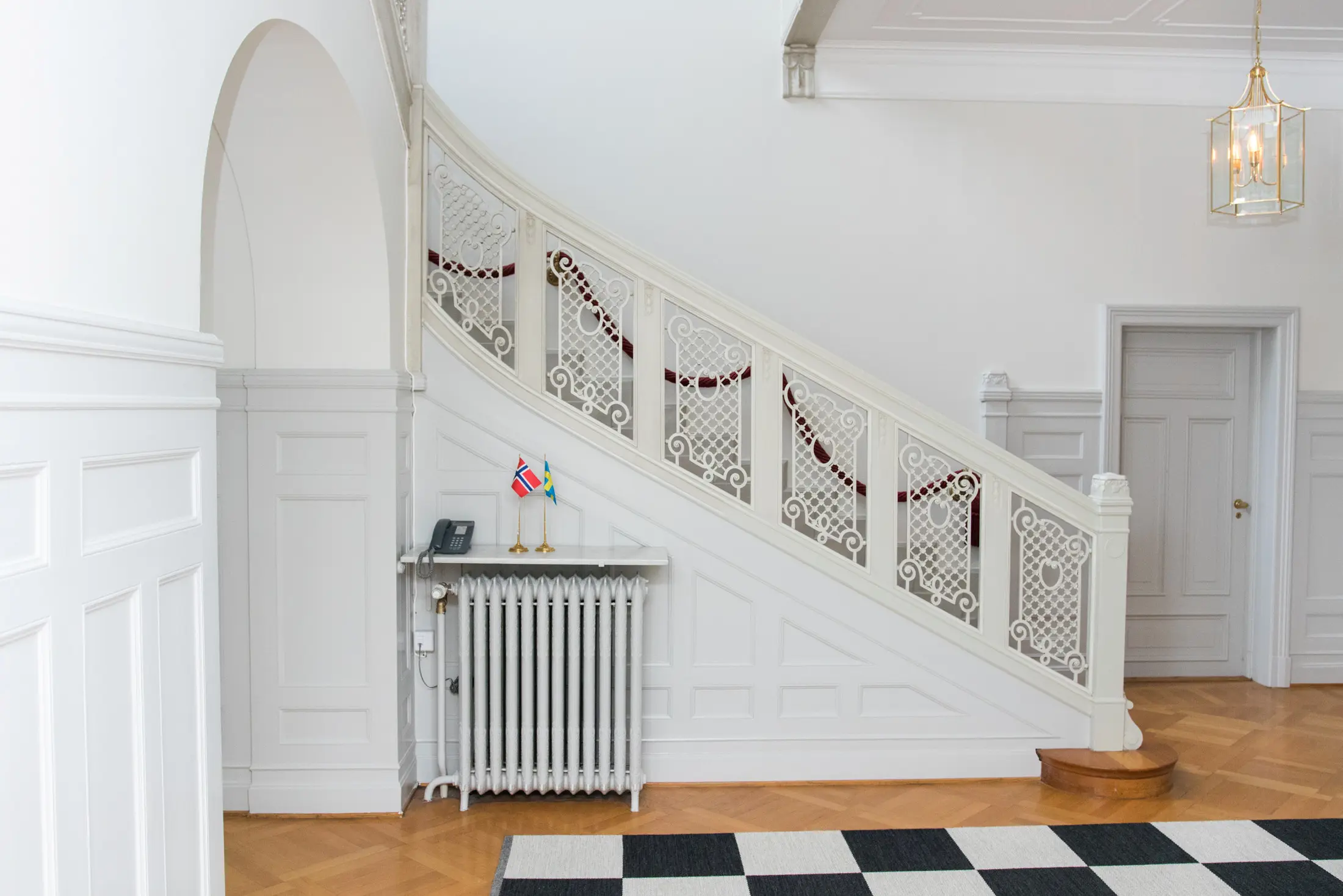 Oslo, Norge. Ambassad och chefsbostad. Interiör. Entrehallen är klädd i vit-målad trä-panel. Trappan till övervåningen har ett sirligt räcke.