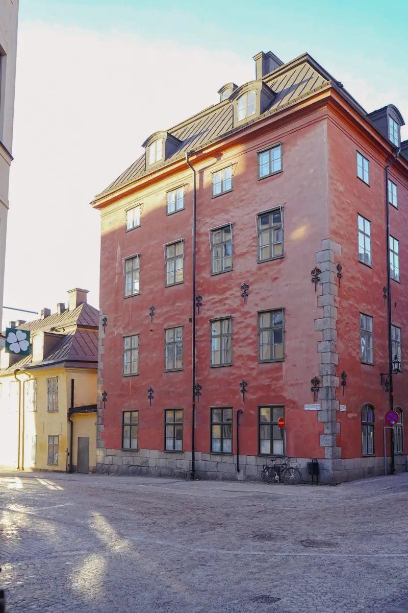Röd fasad med ankarslutar.