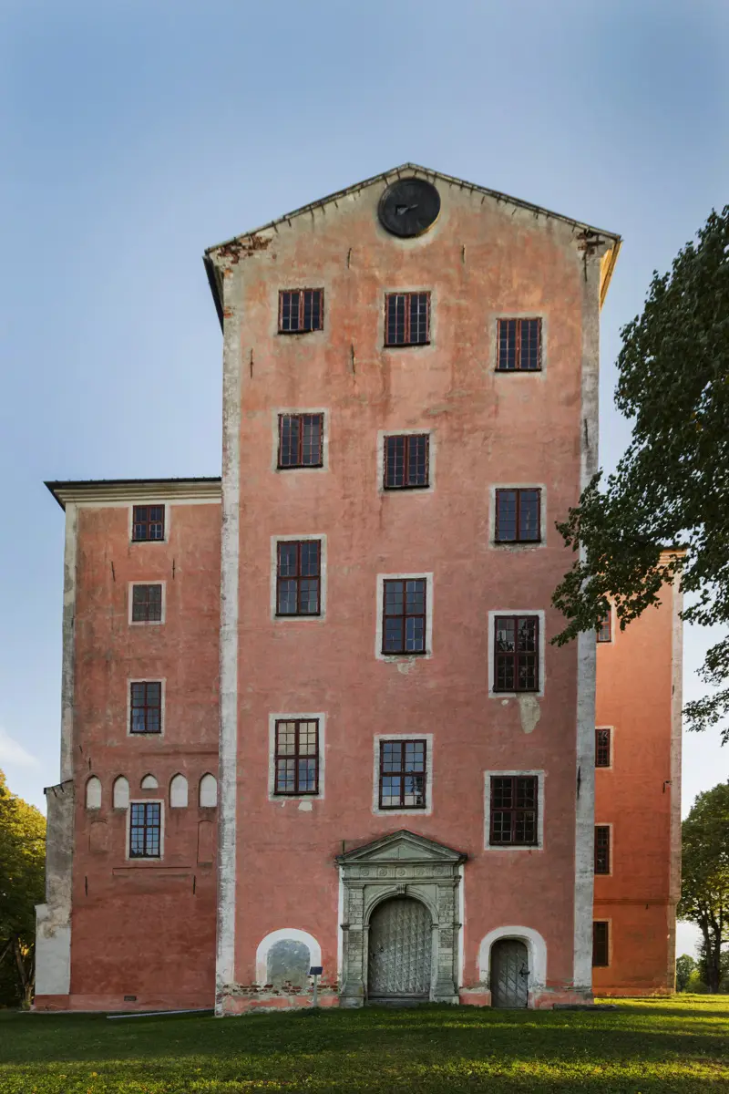 Tynnelsö slotts rosa fasad i solnedgång