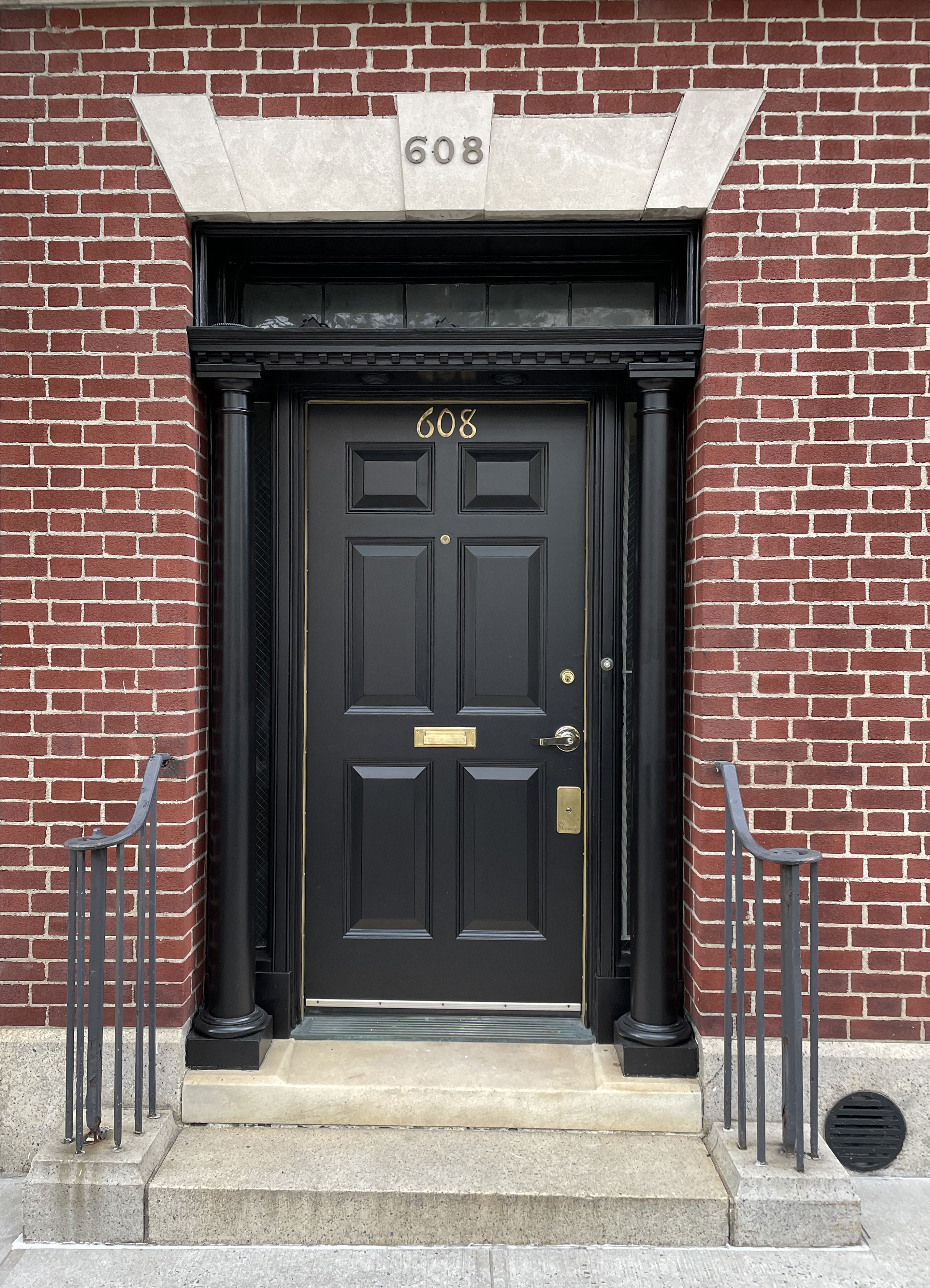 Porten till Park Avenue 608 i New York, del av generalkonsulatet. Port och dörr är svarta, husfasaden är i rött tegel.