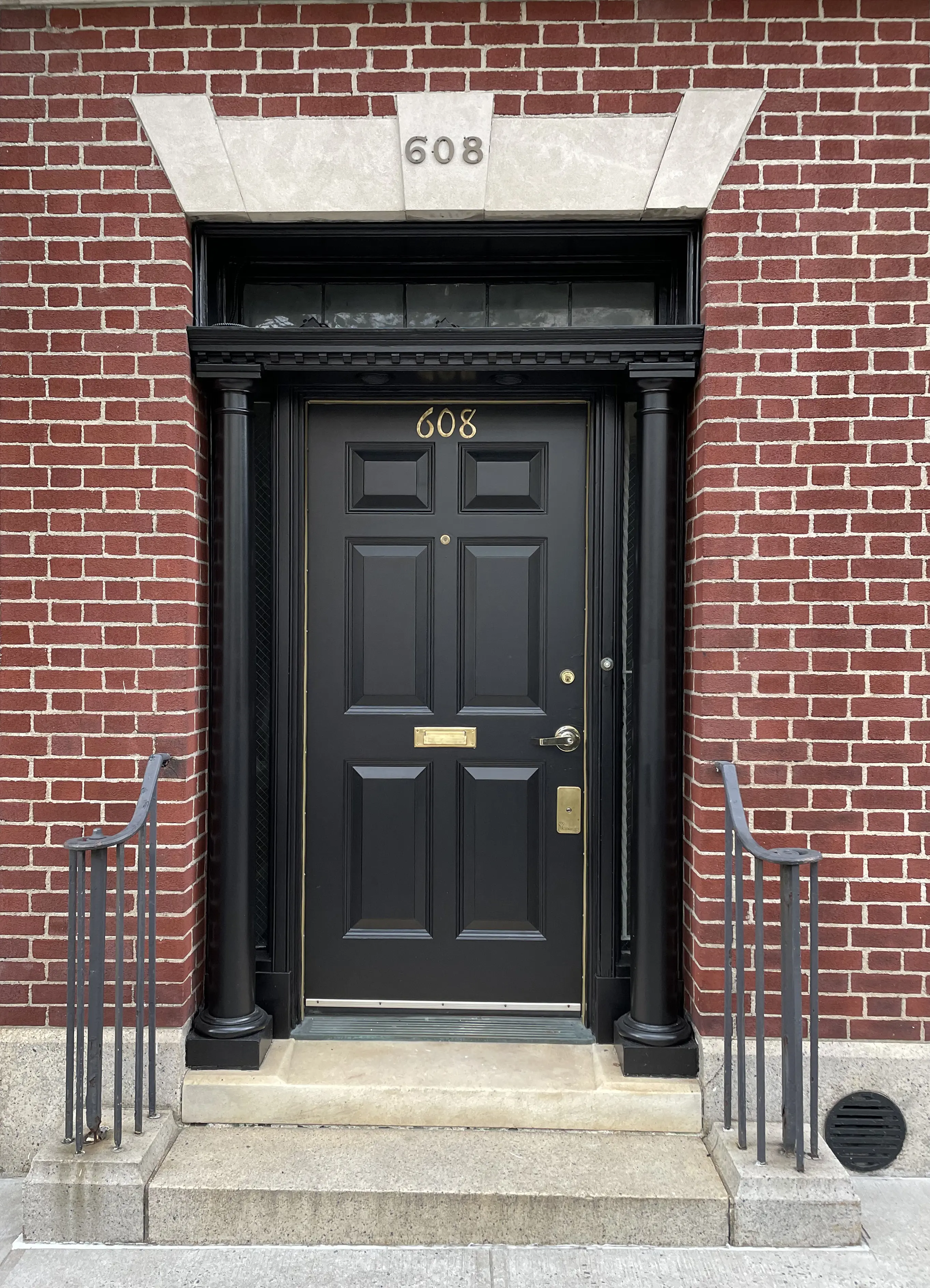 Porten till Park Avenue 608 i New York, del av generalkonsulatet. Port och dörr är svarta, husfasaden är i rött tegel.