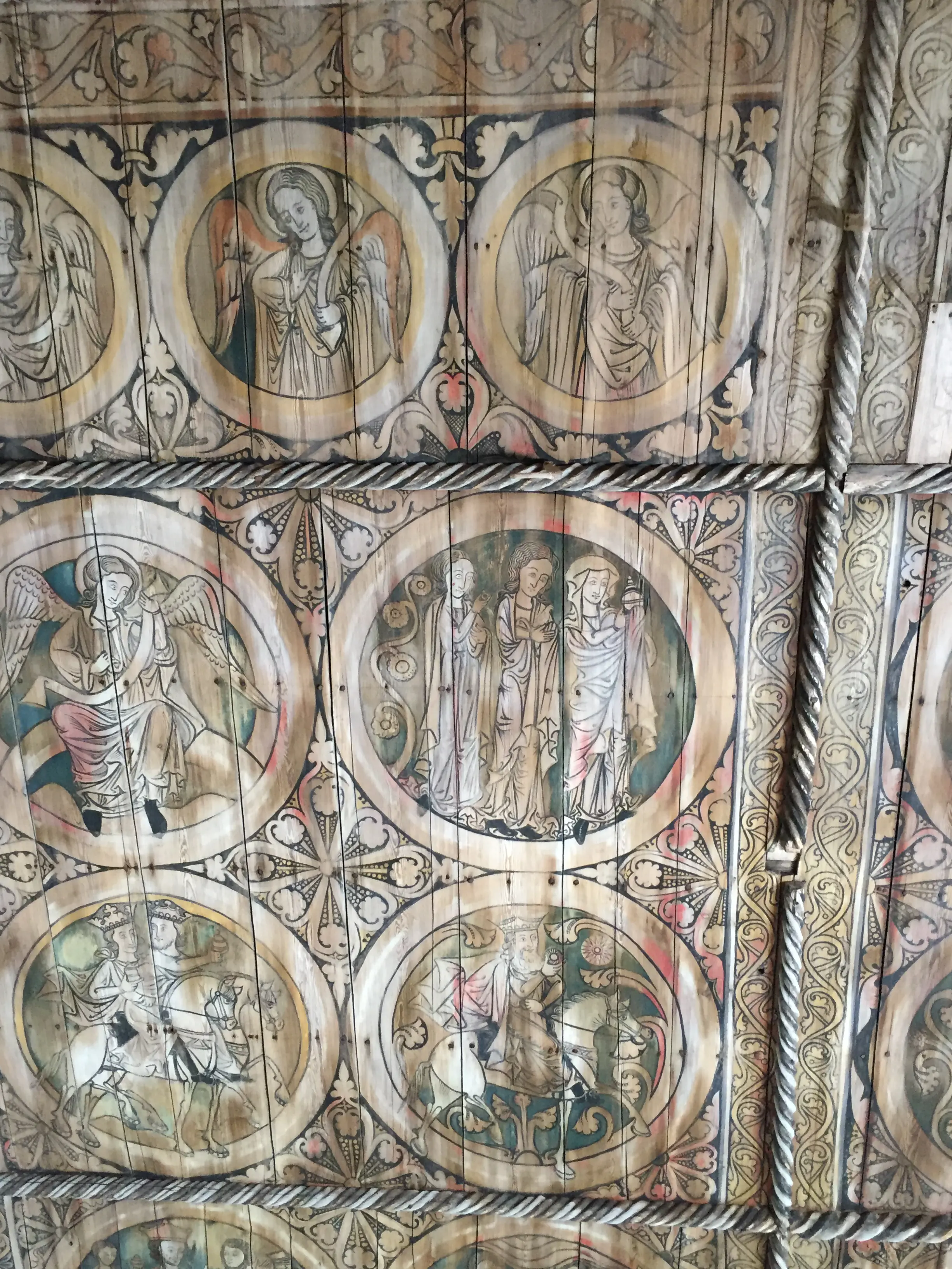 Det målade innertaket av trä i Dädesjö gamla kyrka.