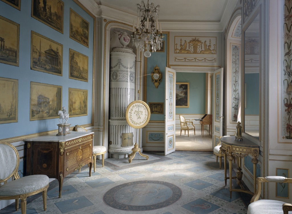 Interiör, Tullgarns slott. Rum inrett i empir-stil. Färg-sättningen går i guld och ljus-blått.