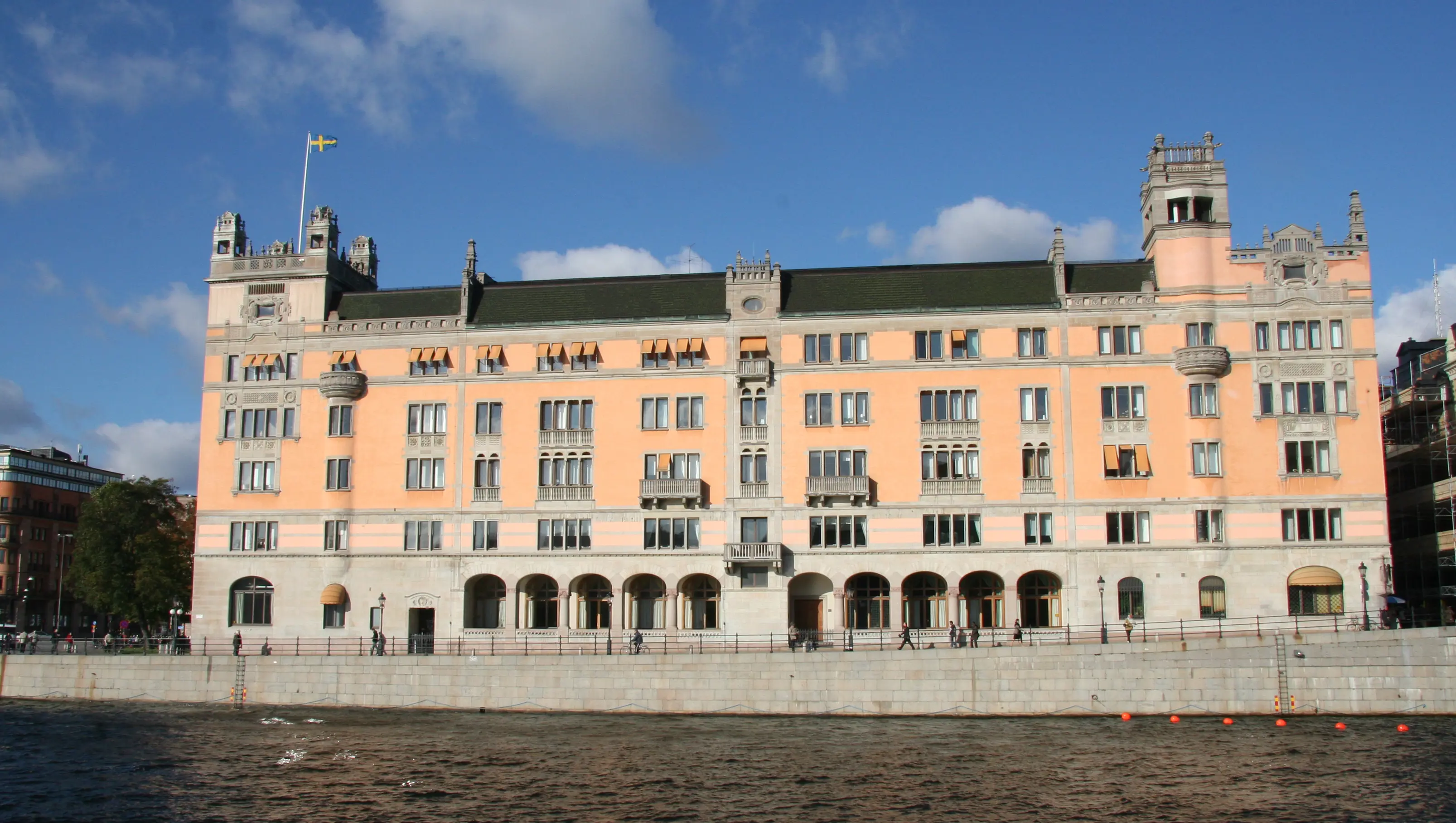 Rosenbad sett över vattnet från Helgeandsholmen.