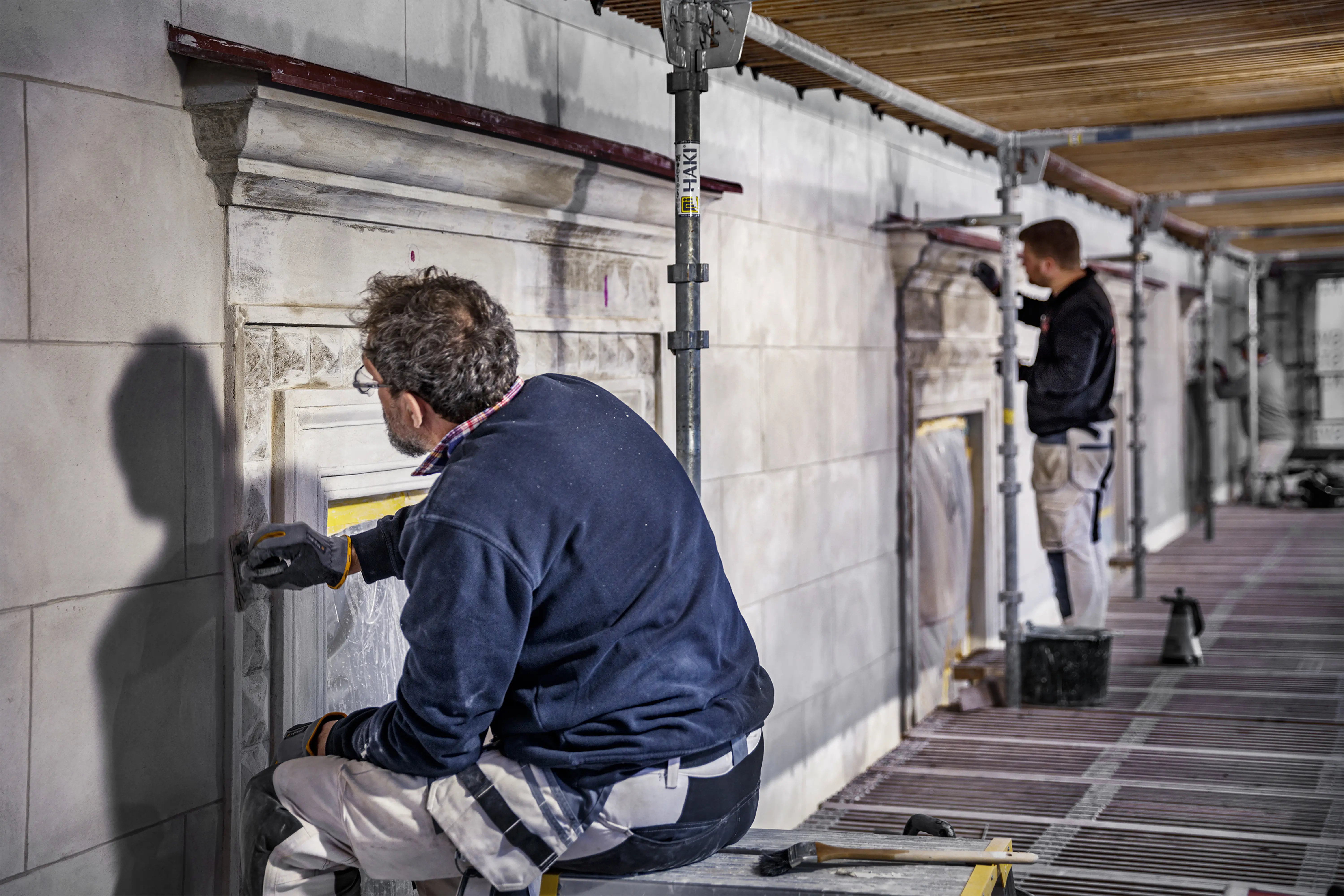 Muraren Lasse Persso bättrar på den nya putsen på övervåningens fönsterfattningar.
