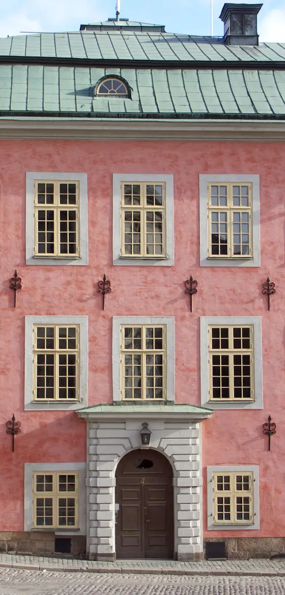 Stenbockska palatsets gatuportal och fasad mot torget. Rosa fasad med flera ankarslut.