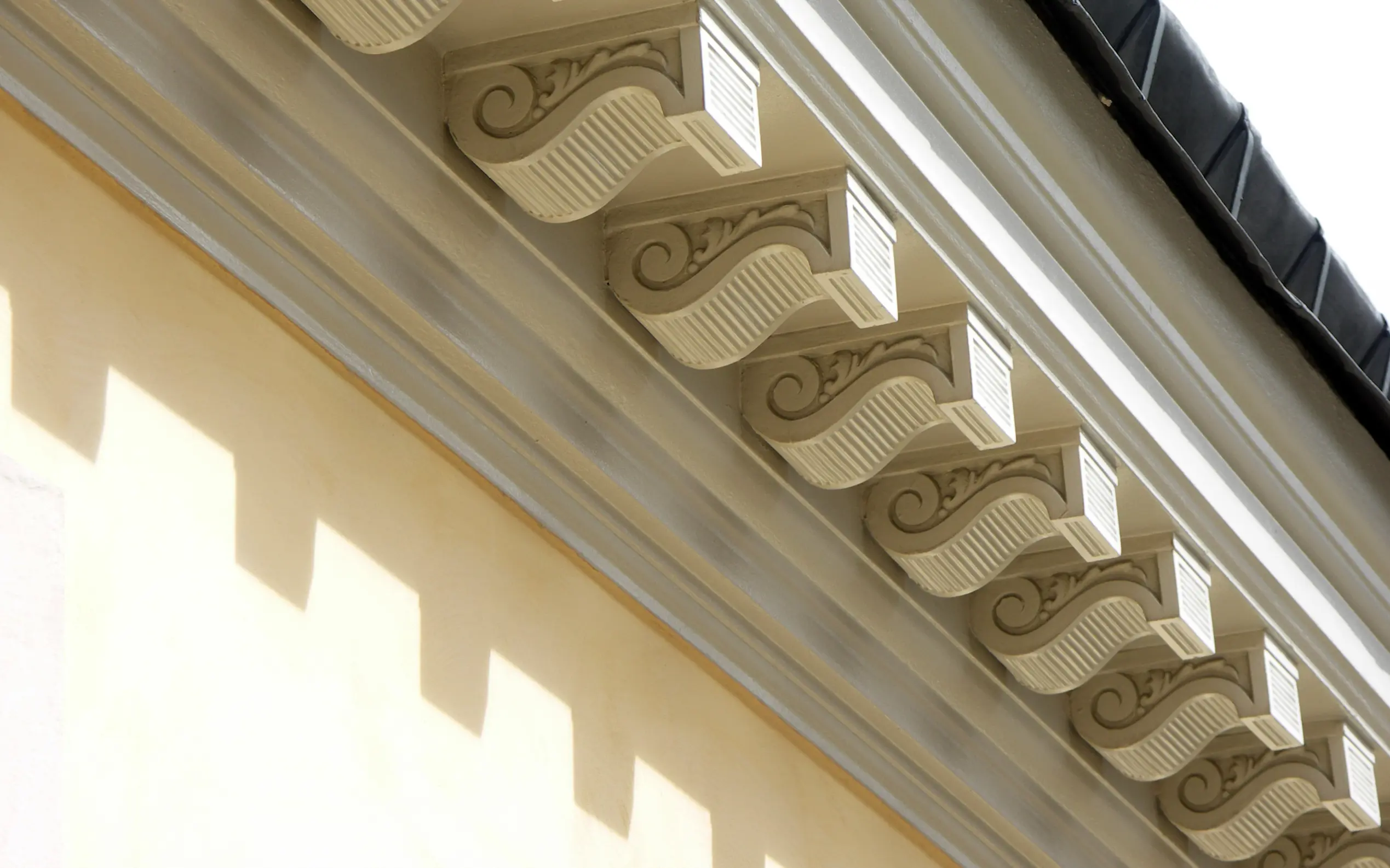 Detalj av Hessensteinska husets fasad. Takfot-list med stuckatur.