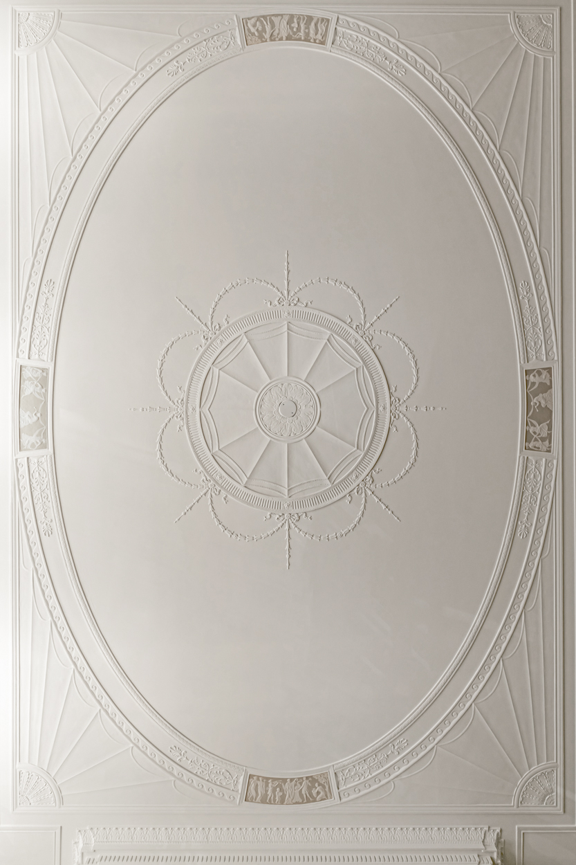 Sirlig stuckatur i det vita taket i en lägenhet i generalkonsulatet i New York.