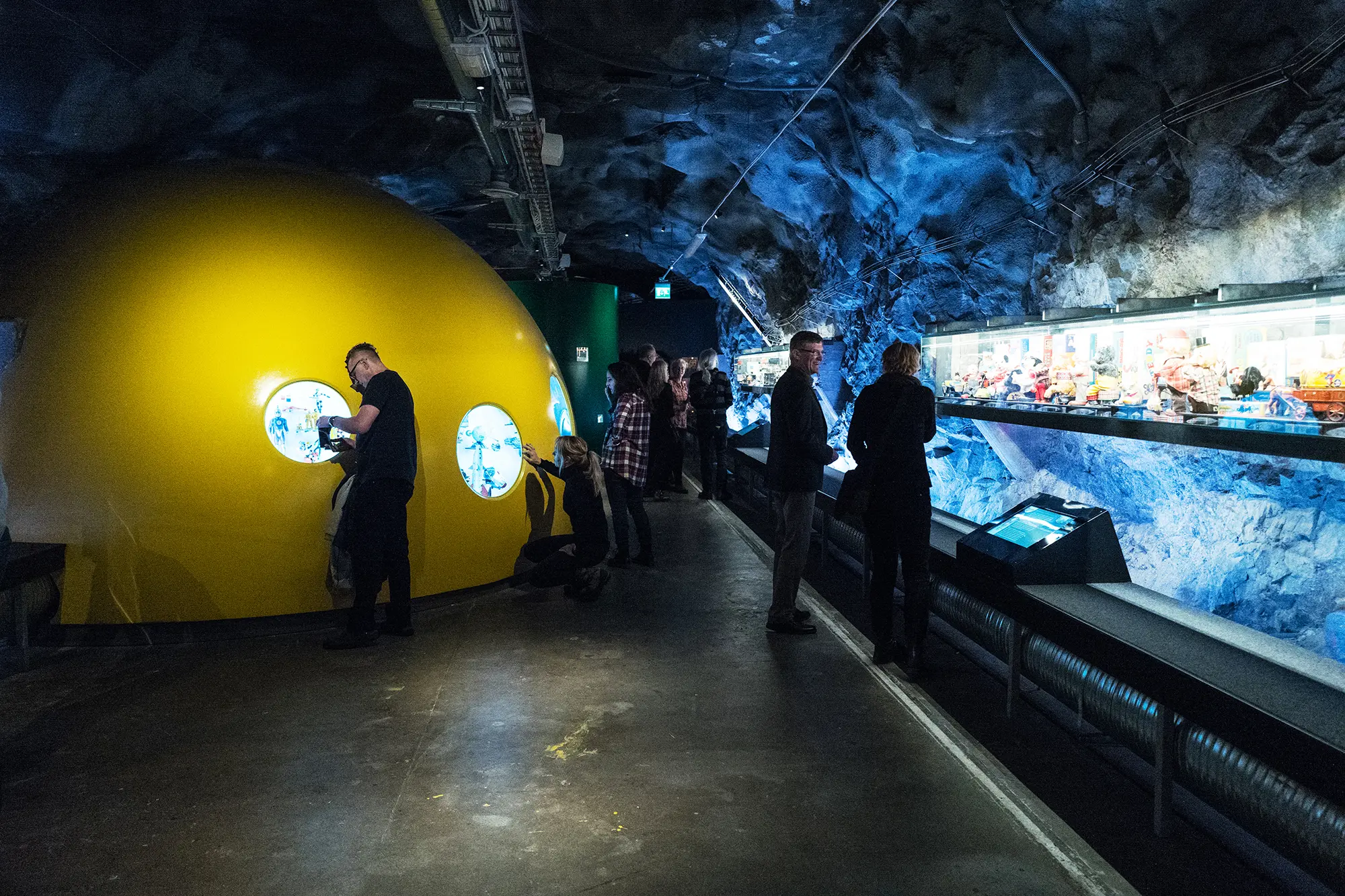 Museibesökare och hantverkare inne i bergrummet.