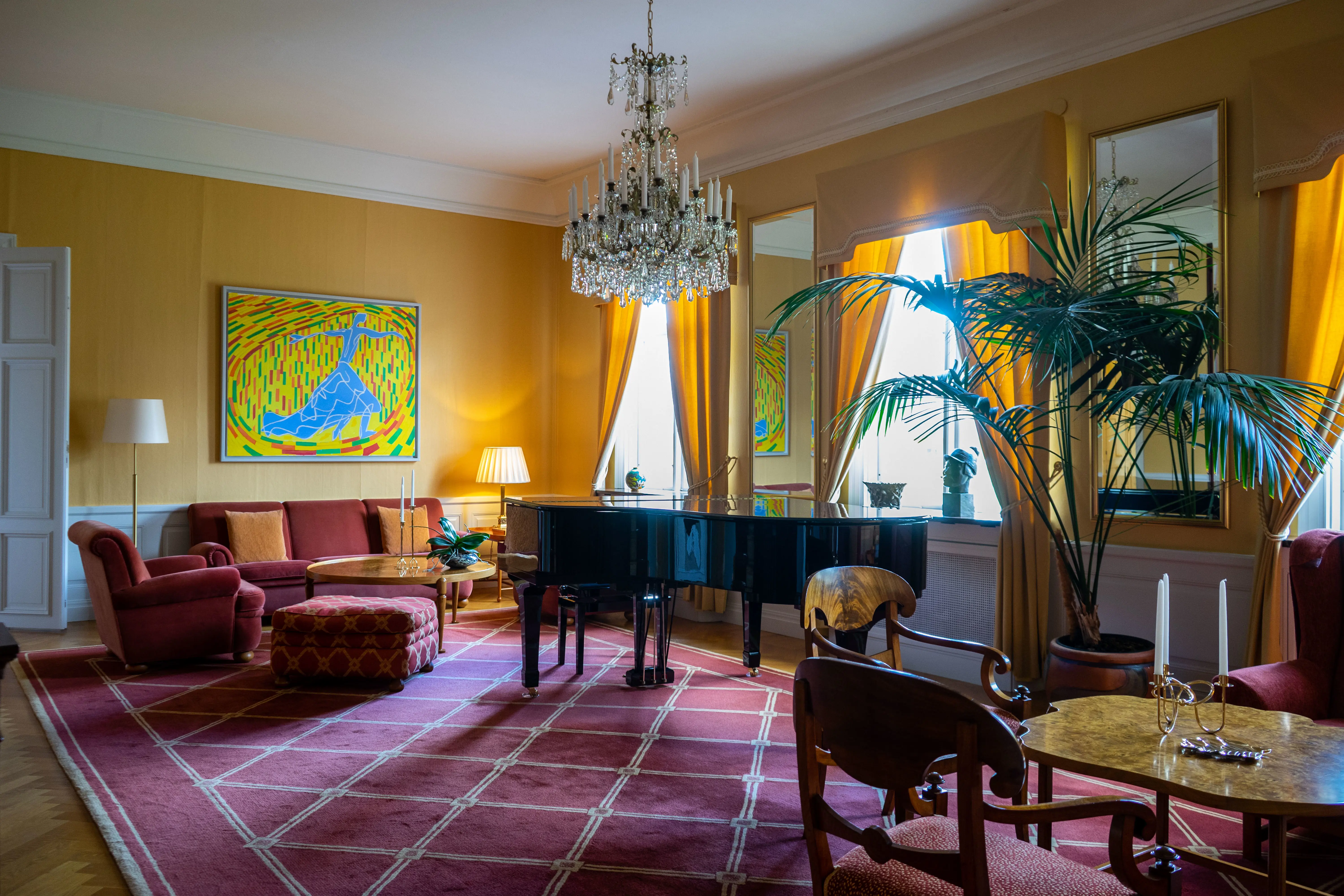 Interiör, Luleå länsresidens. Salong med gula tapeter och gardiner. En enorm matta och de stoppade möblerna är vinröda.