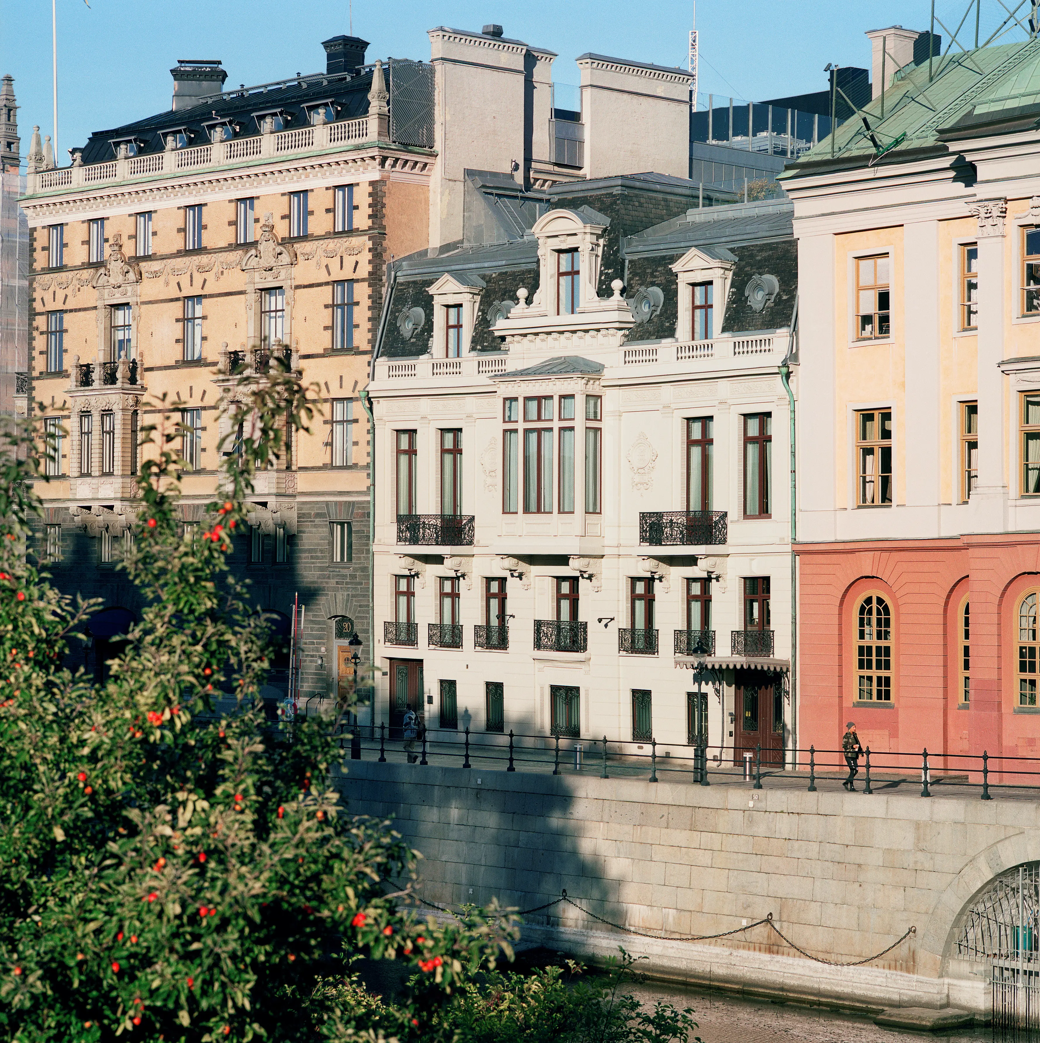 Sagerska huset. Ett vitt fyravåningshus med burspråk, svarta smidesräcken på fönster och balkonger, samt svart tak.