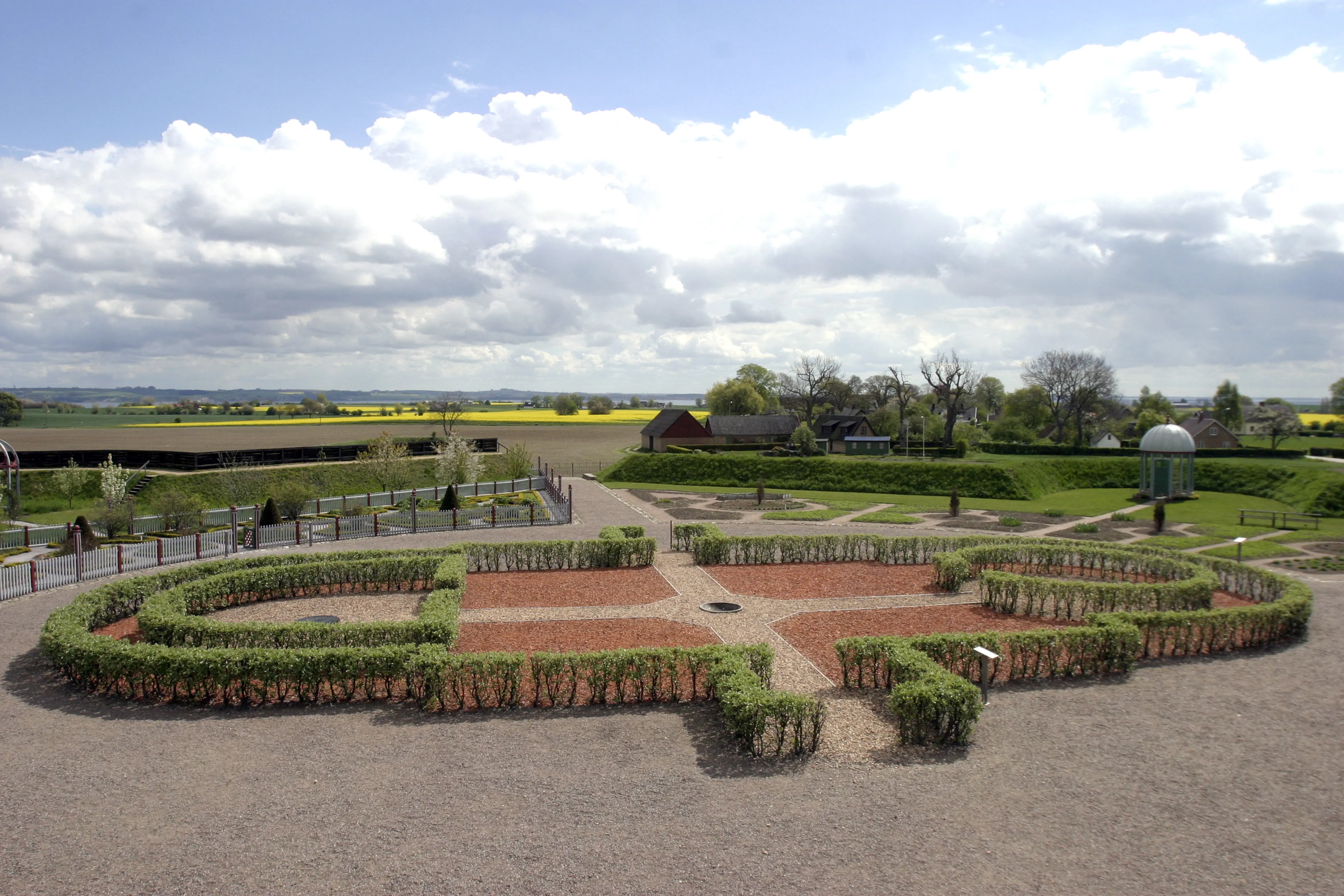 Platsen för Tycho Brahes slott Uraniborg på Ven. Planteringar visar formen på byggnaden. Vår.