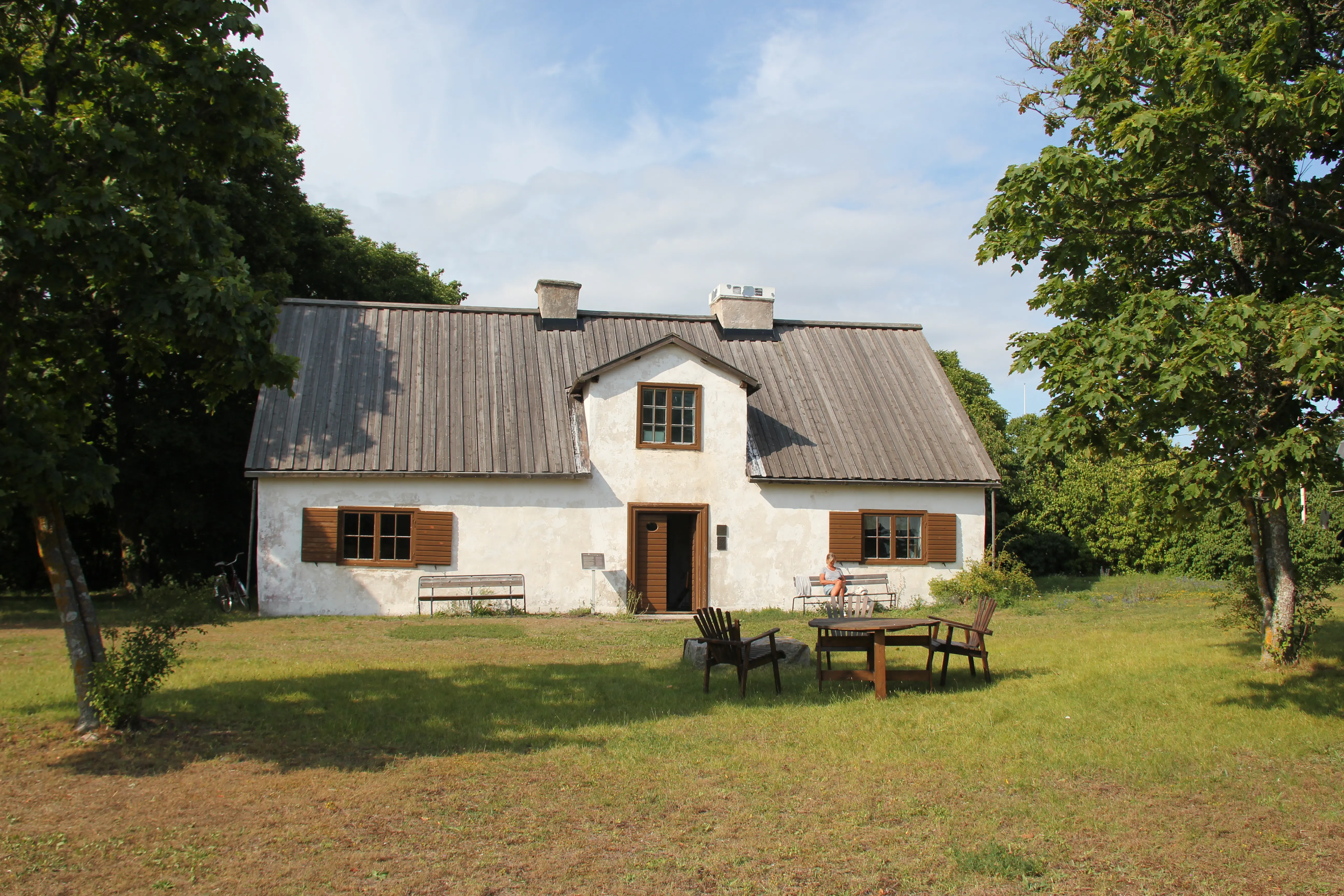 Bostadshuset på strandridaregården. Sommar och grönska.