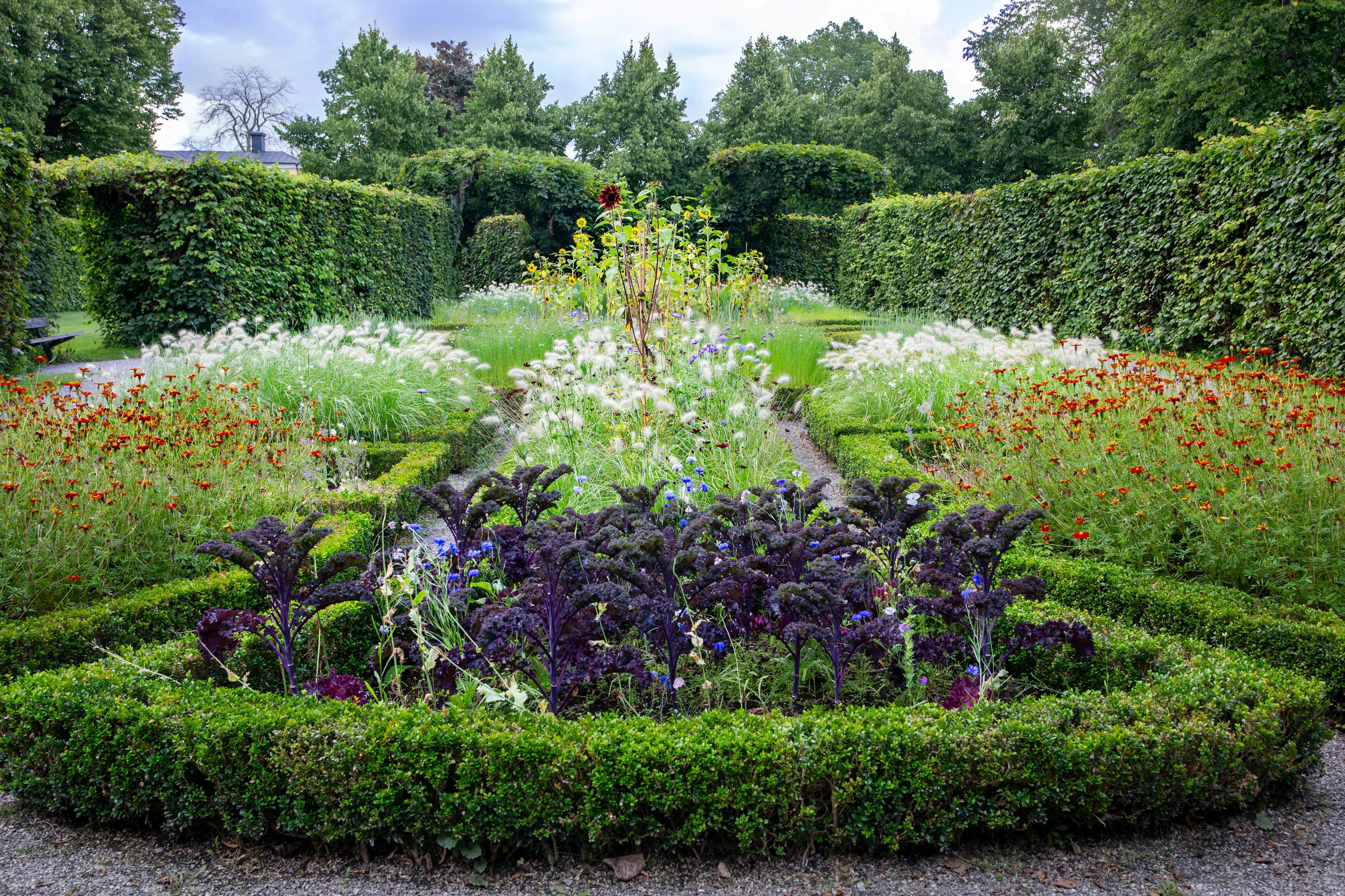 Lindboské i Ulriksdals slottsträdgård med rundade rabatter.