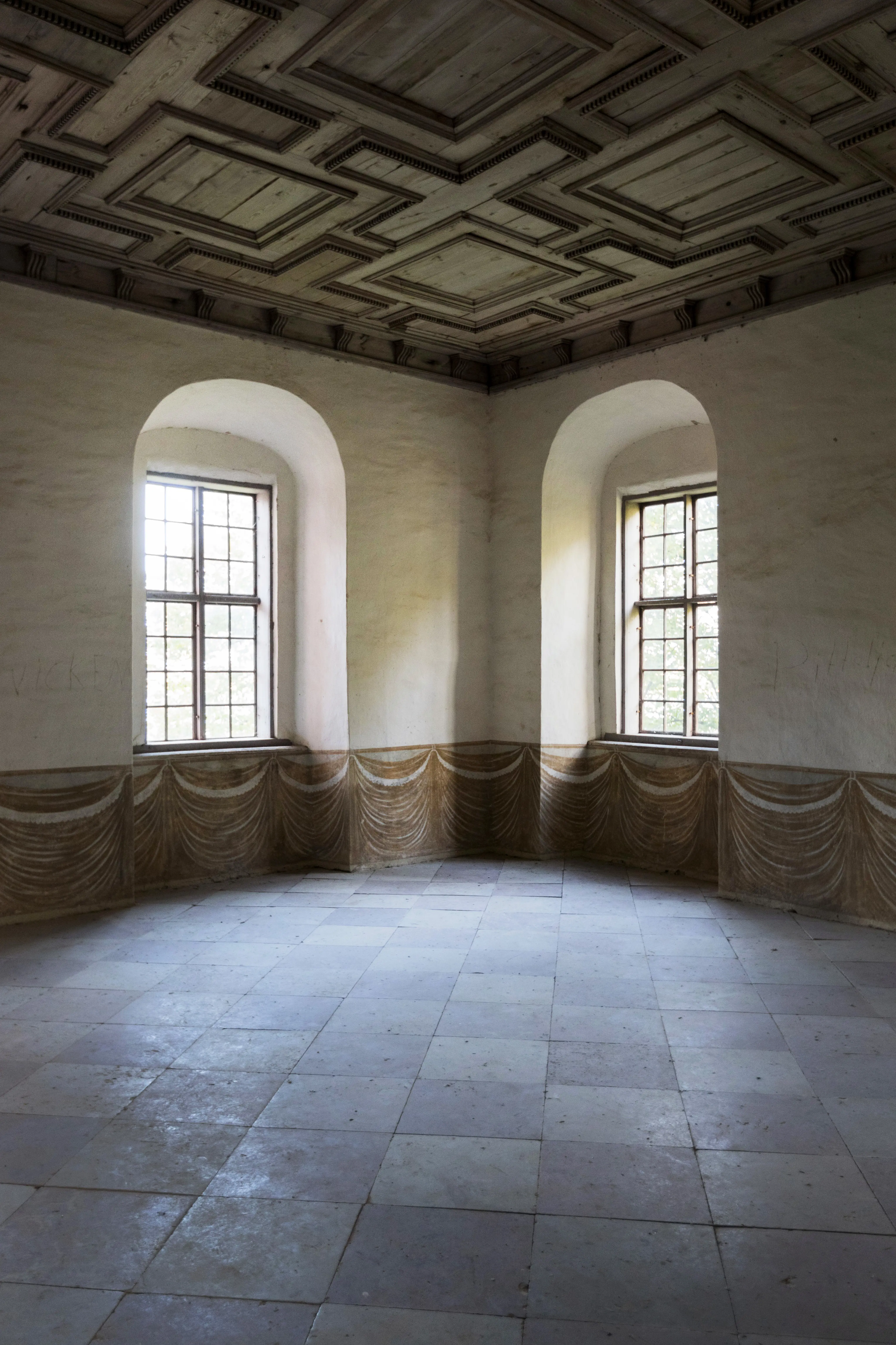 Tidstypiskt kassettak på Tynnelsö slott, från 1500-talet med pärlstav som enda dekor.