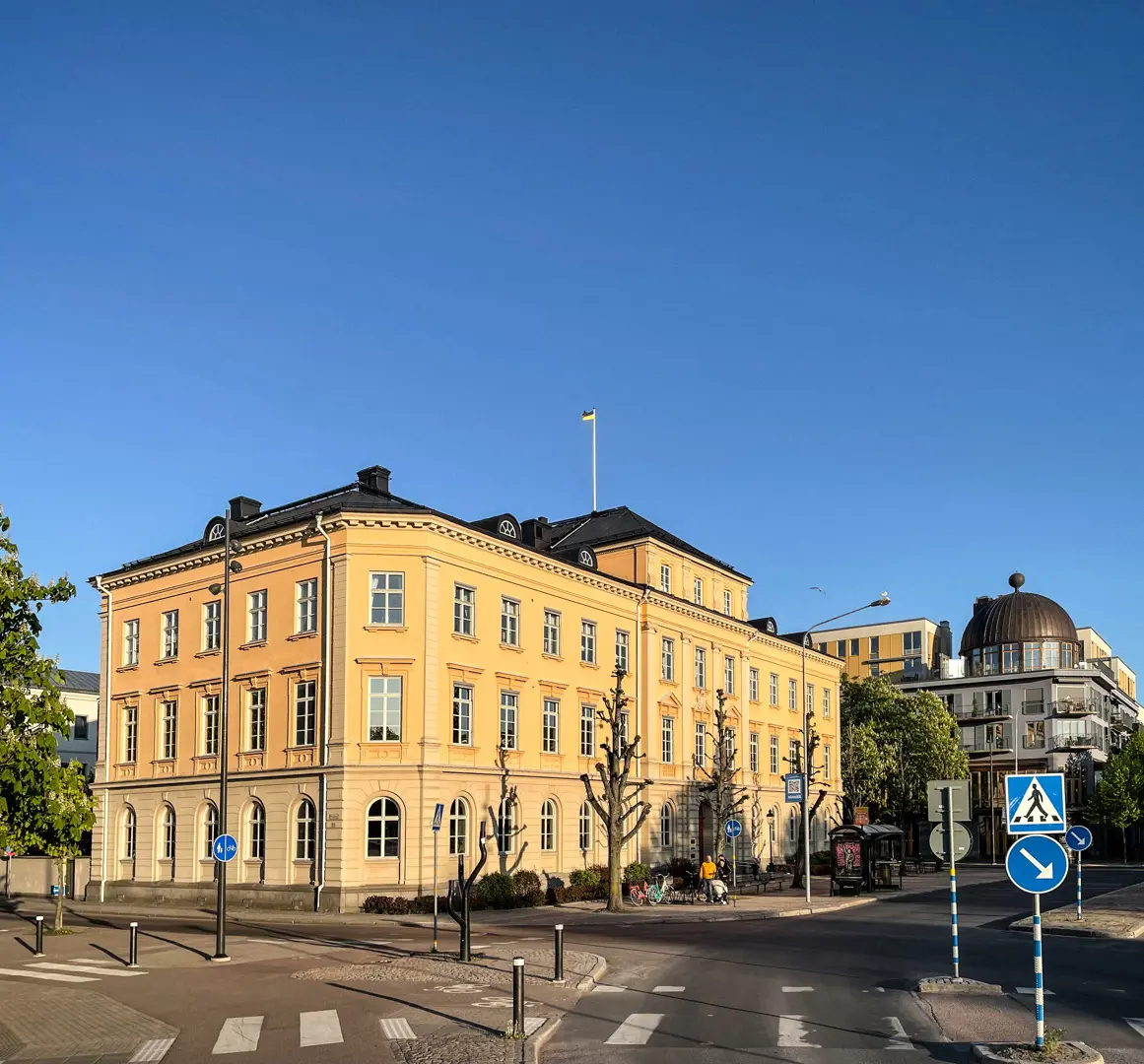 Karlstad residens fasad i solsken