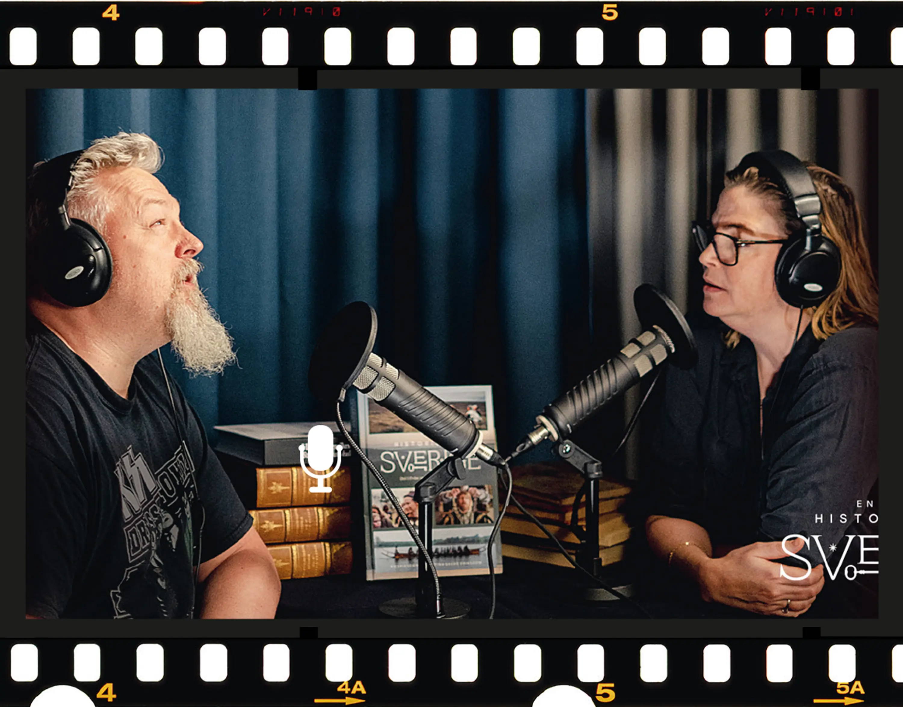 Personer pratar i mikrofoner. Blågråbakgrund.