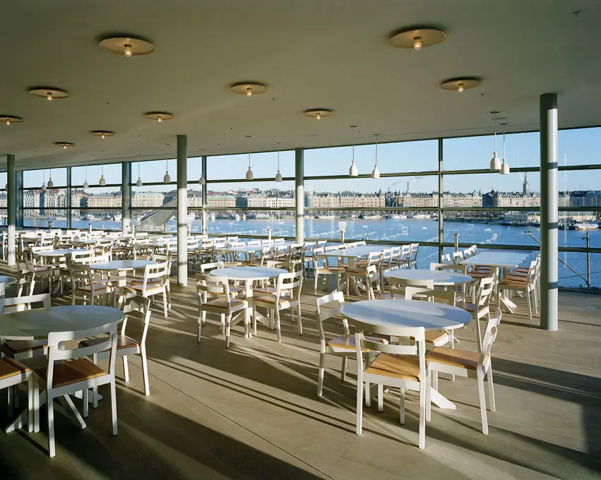 Interiör, Moderna museet på Skeppsholmen. Restaurangen. Ett stort, öppet utrymme med enkel inredning. Hela väggen ut mot vattnet utgörs av fönster