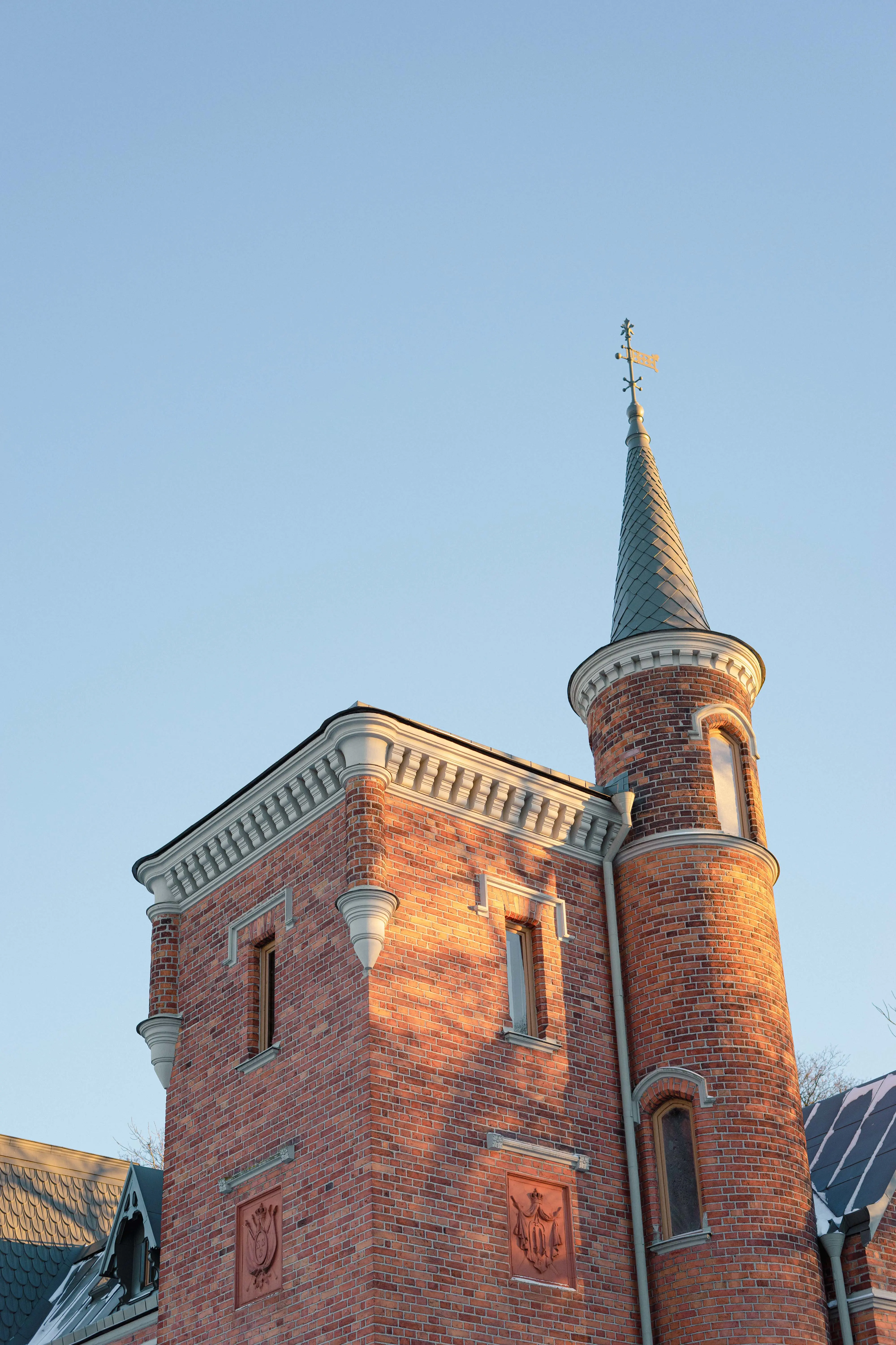 Skridskopaviljongen. En tegelbyggnad i riddar-romantisk stil med torn och skulpterade vapensköldar.