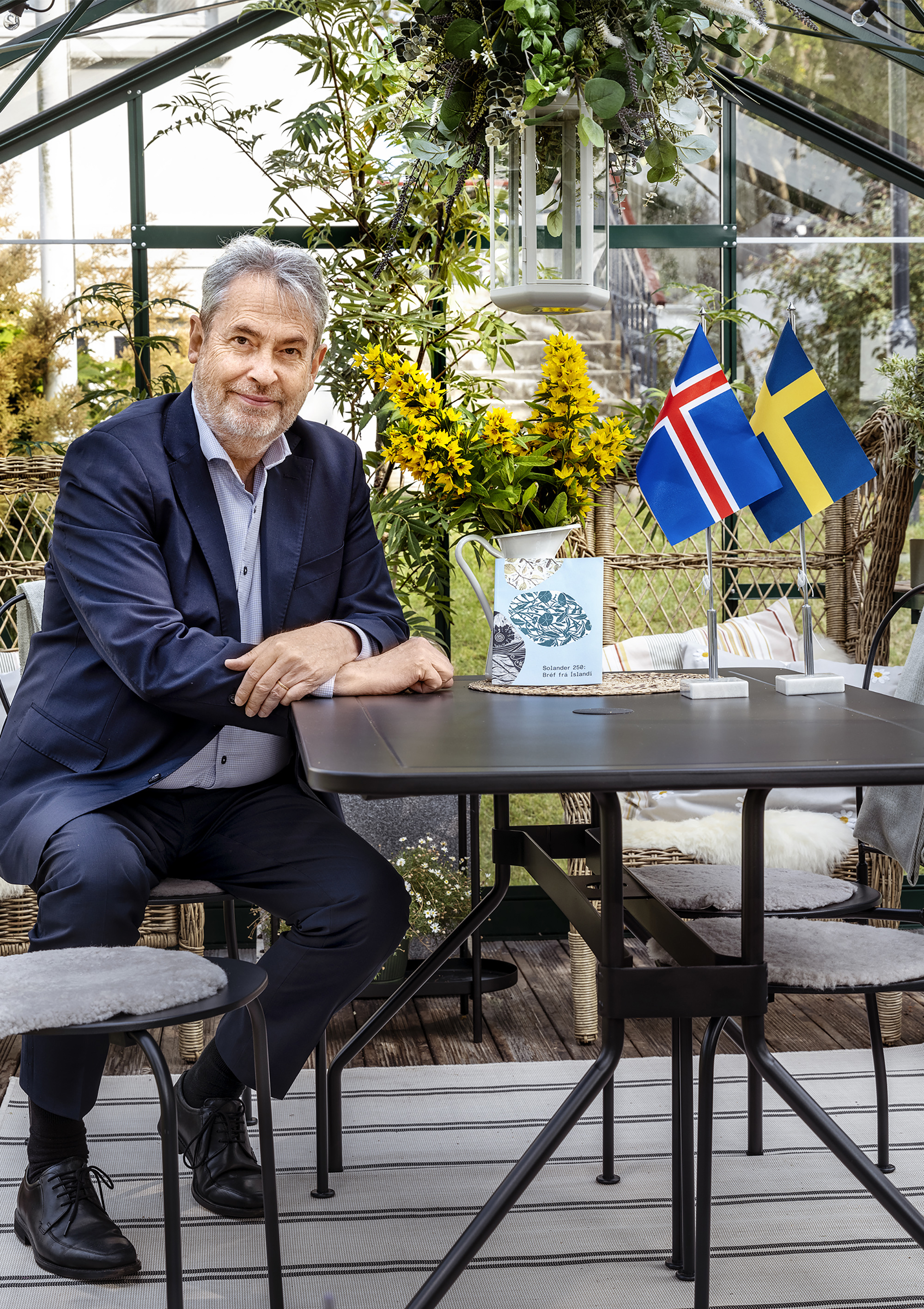 Ambassadör Pär Ahlberger i sitt växthus på Island.