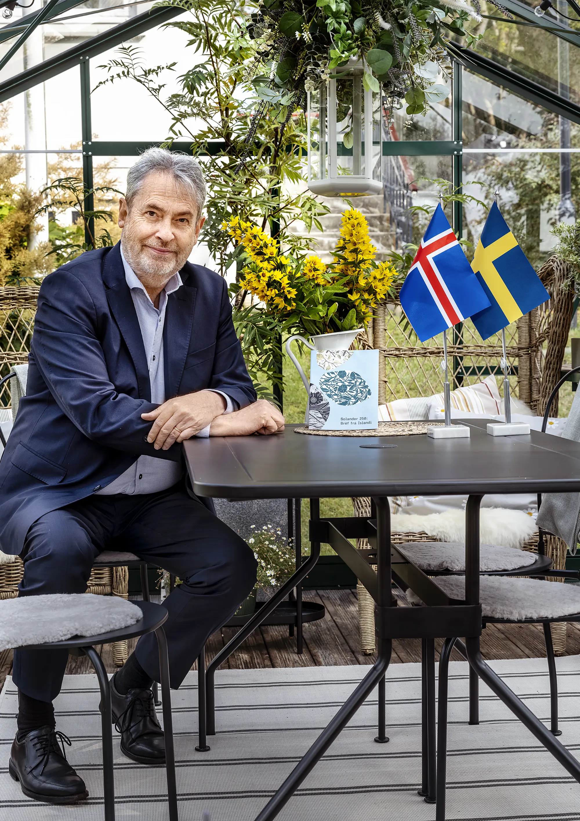 Ambassadör Pär Ahlberger i sitt växthus på Island.