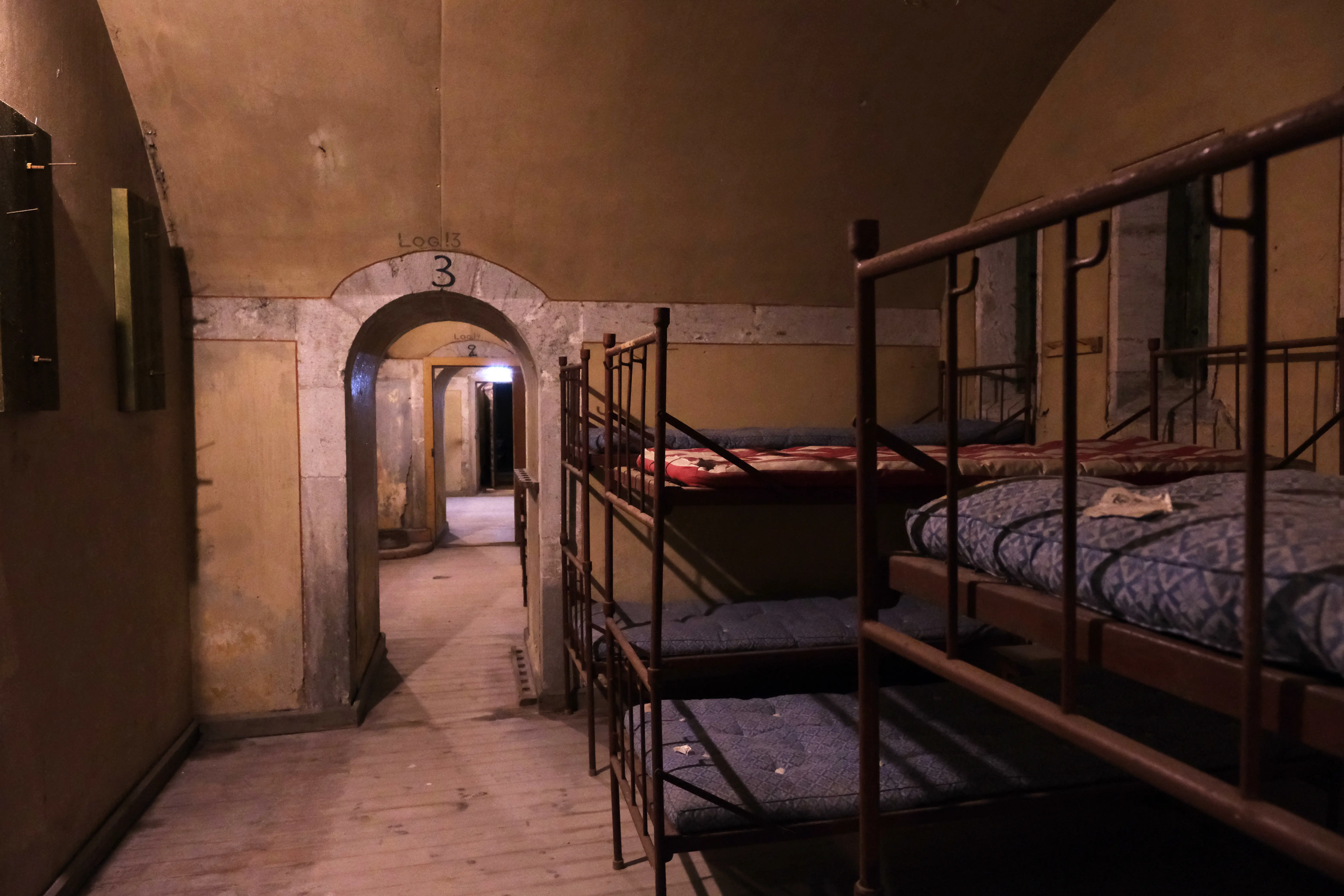 Interiör, Karlsvärds fästning. Korridor genom logement med vånings-sängar.