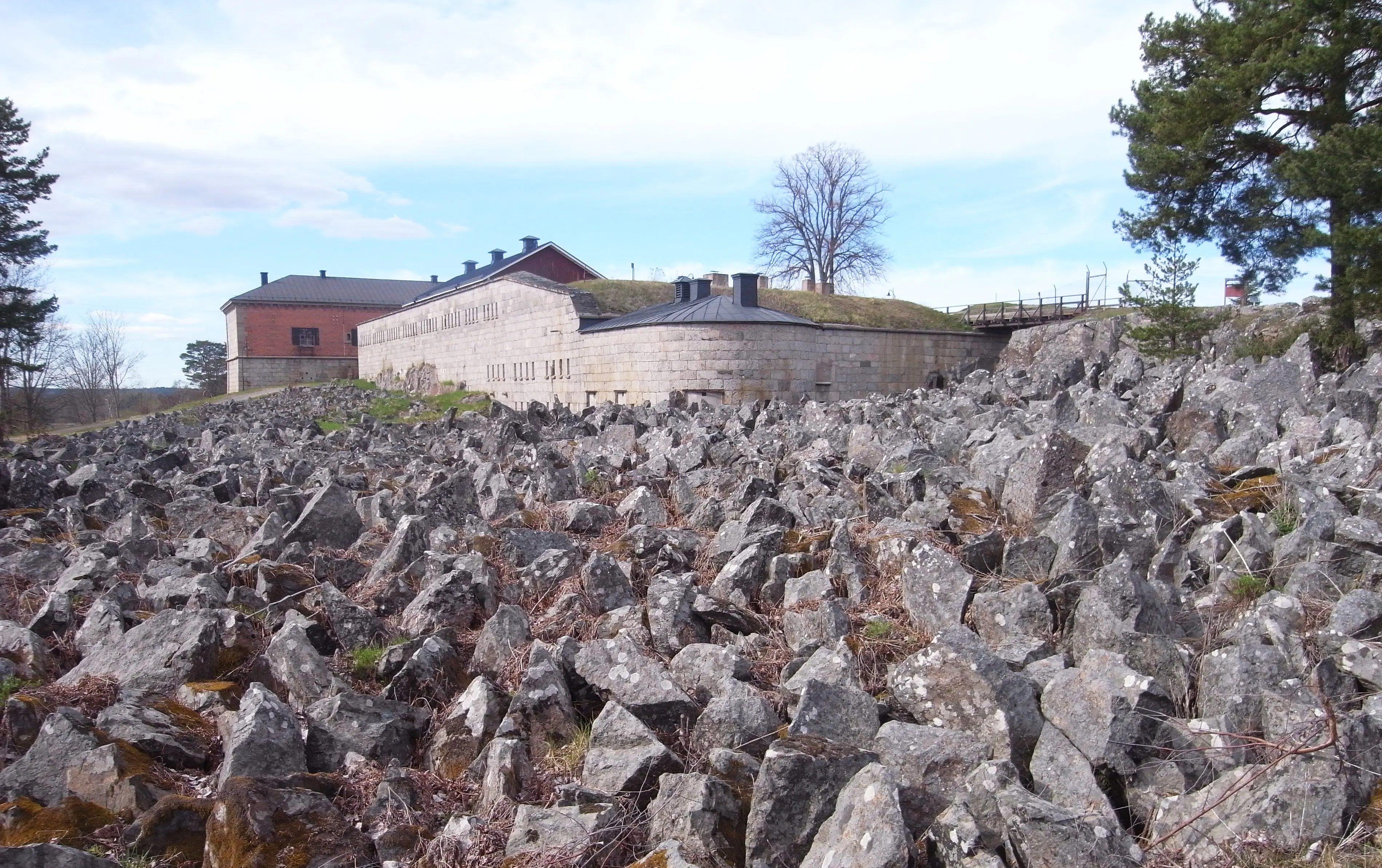 Rindö redutt omgivet av vassa sprängstenar.