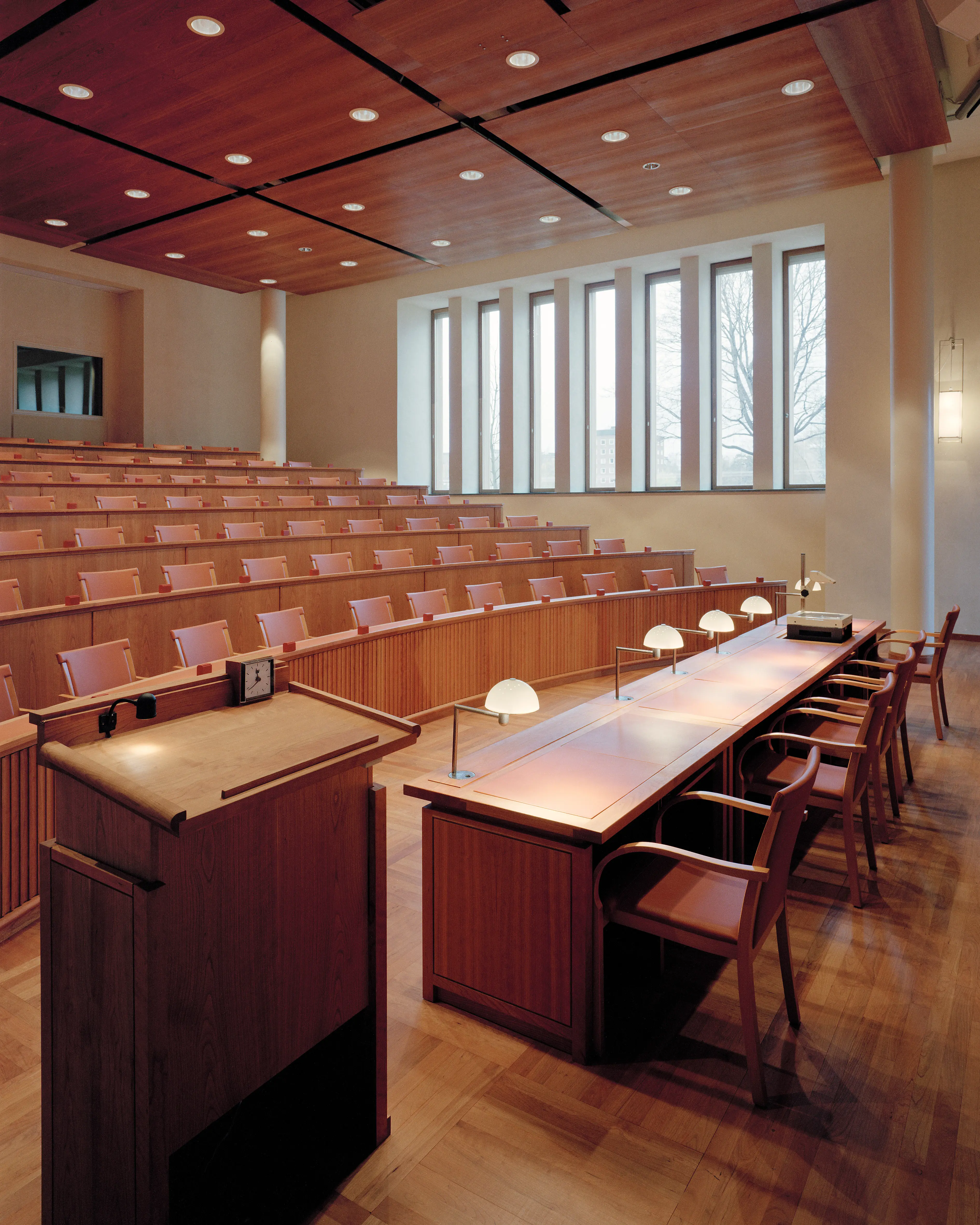 Interiör, Nobel Forum. Föreläsnings-sal med stort fönsterparti. Golv, tak och inredning är av rödbrunt trä.