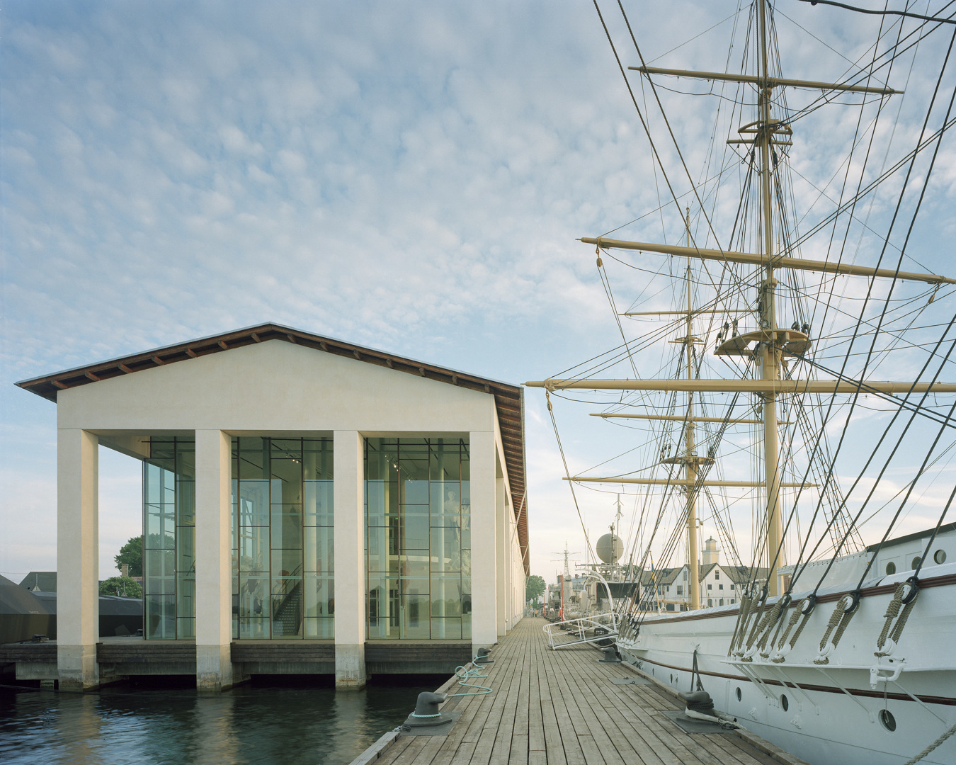 Marinmuseets gavel. Vid kajen bredvid ligger segelfartyget Jarramas förtöjt.