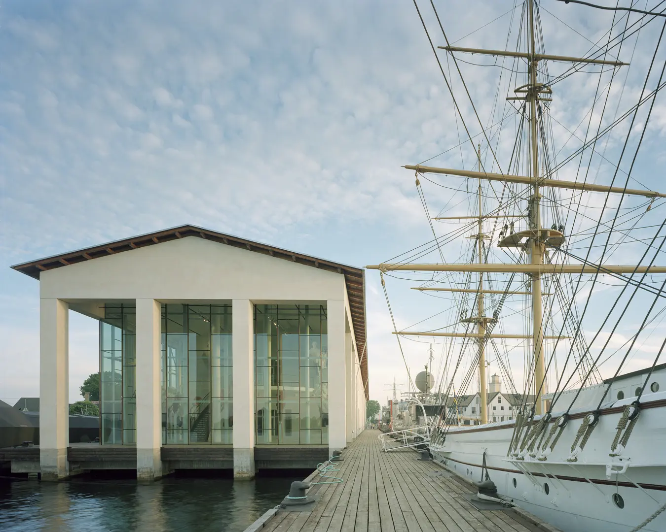 Marinmuseets gavel. Vid kajen bredvid ligger segelfartyget Jarramas förtöjt.