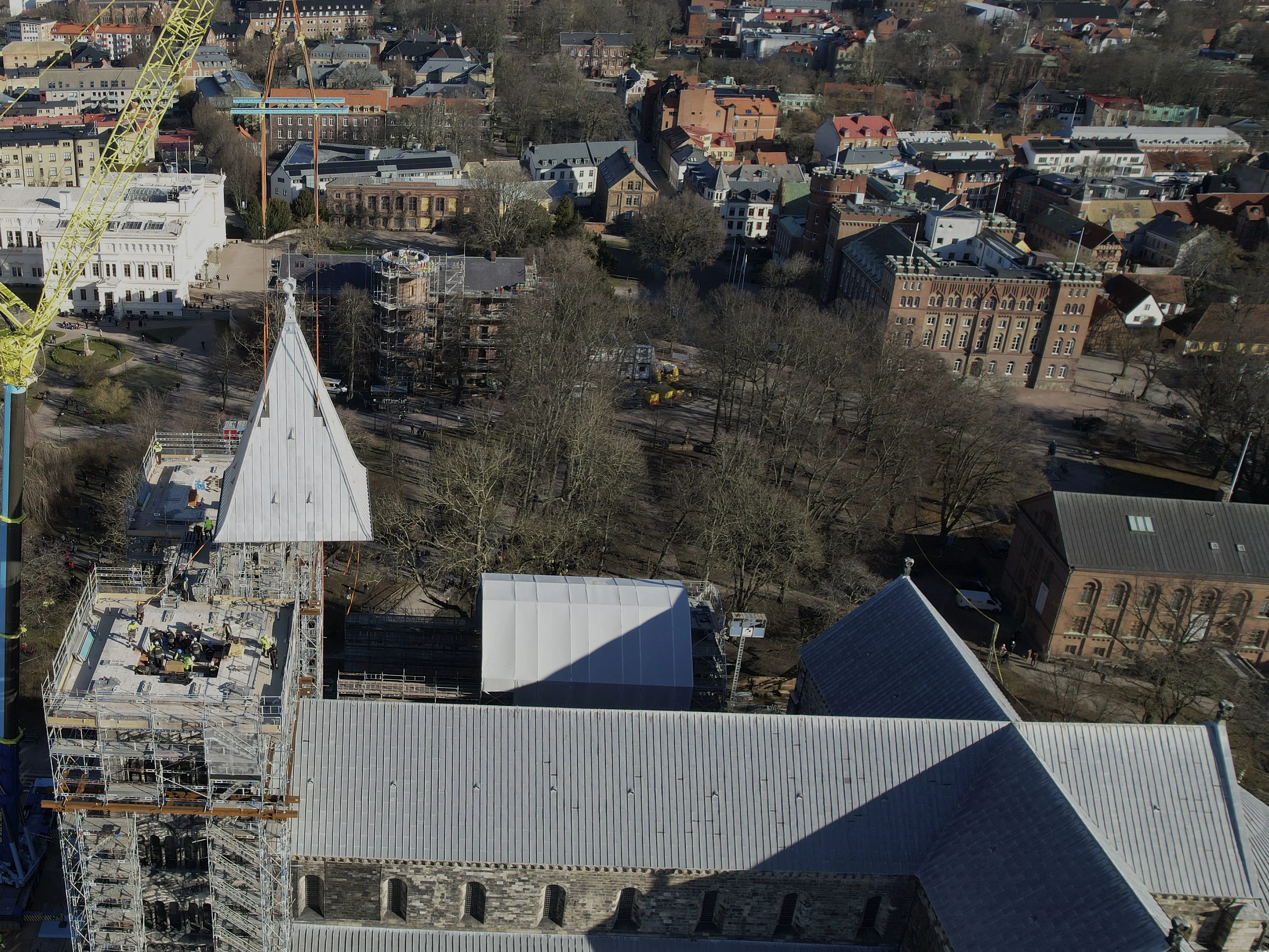 Ett av tornen på Lunds domkyrka lyfts på plats.