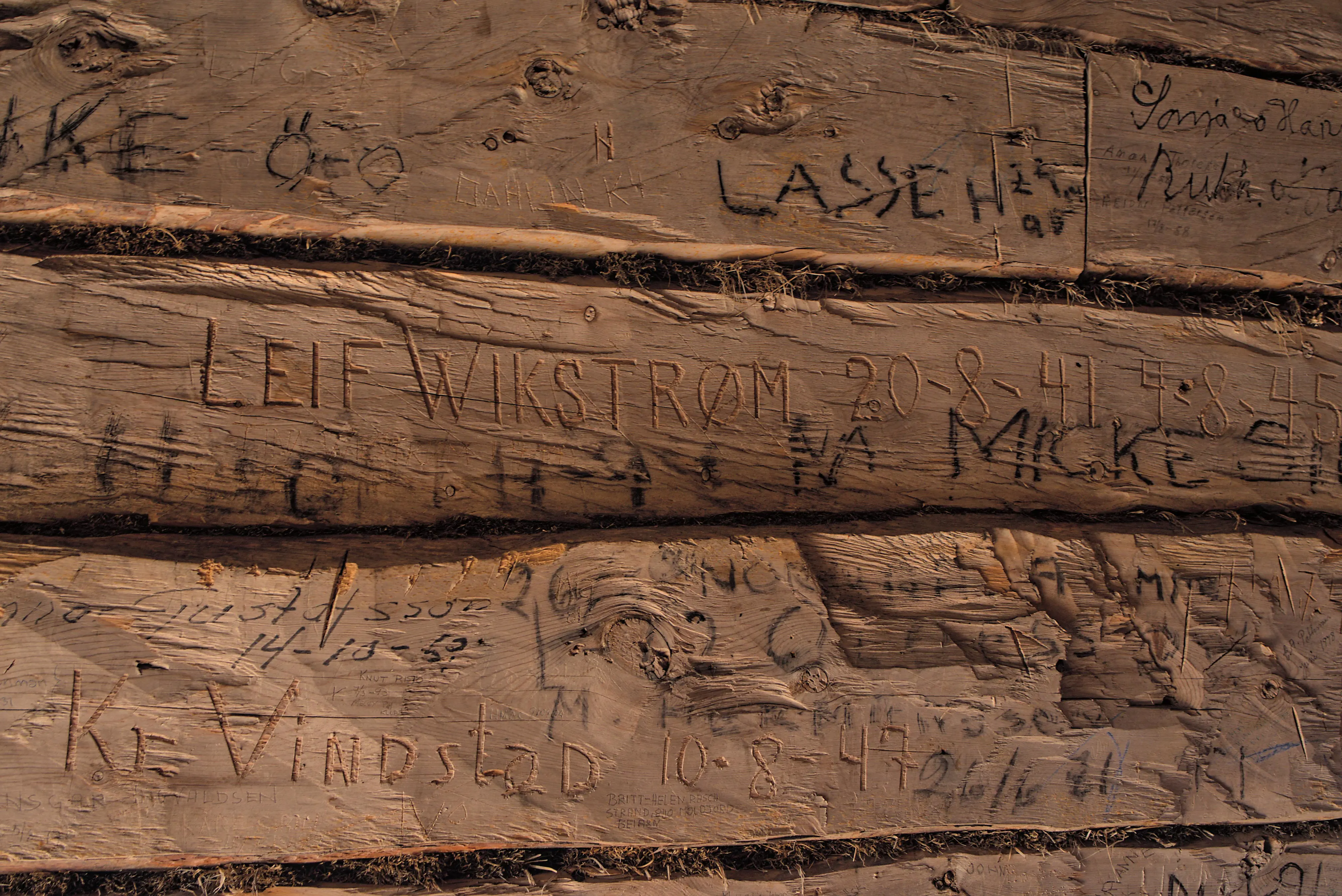 Klotter i statens vilstuga.