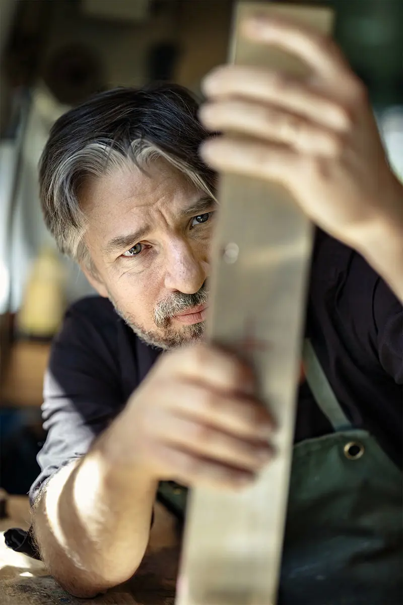 Sören Assenholt undersöker några av de 6 238 borrhålen.