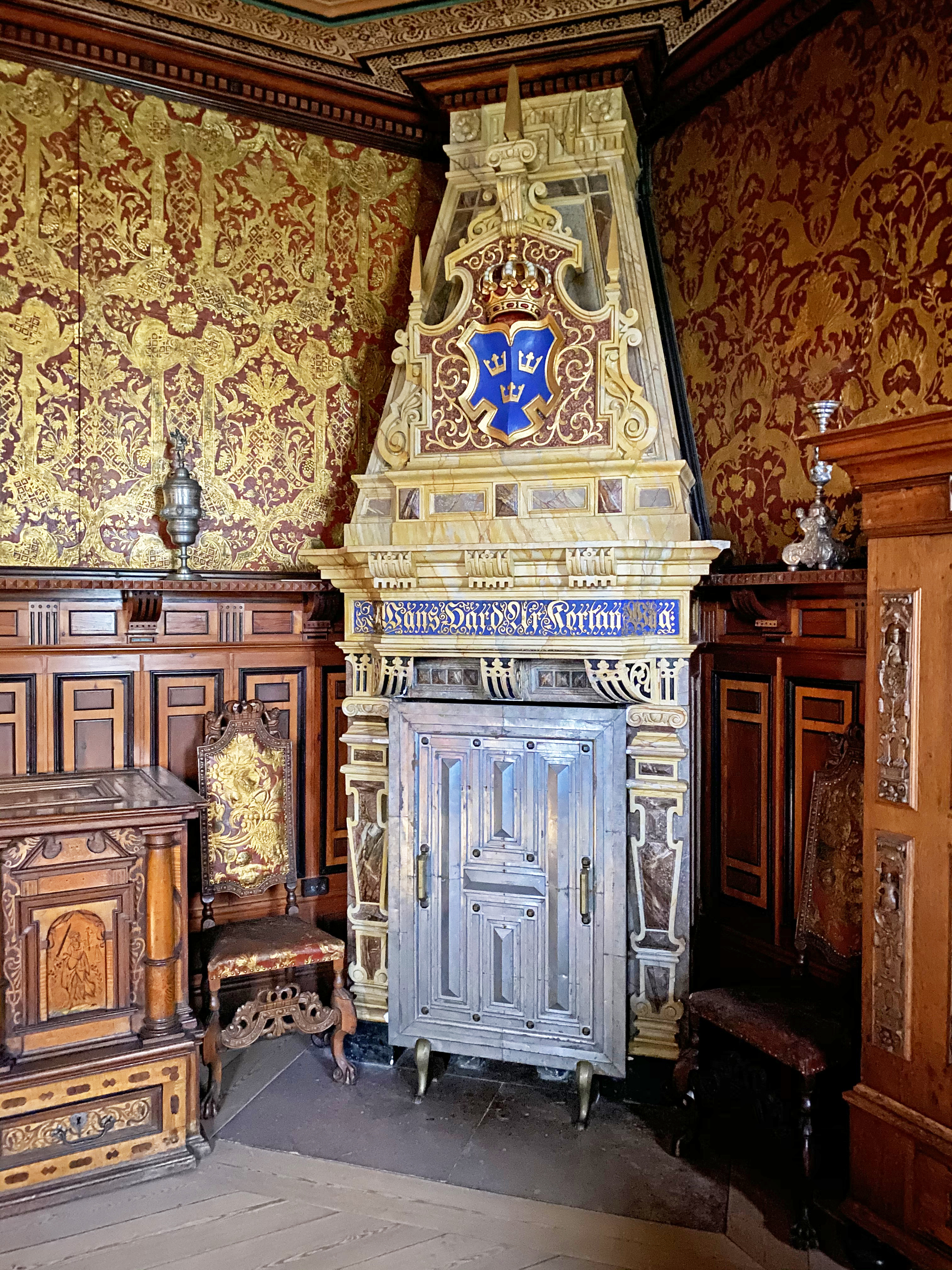 Ulriksdals slott. Flådig inredning i nyrenässans-stil. Väggarna har gyllenläder-tapet och träpanel med intarsia och sniderier.