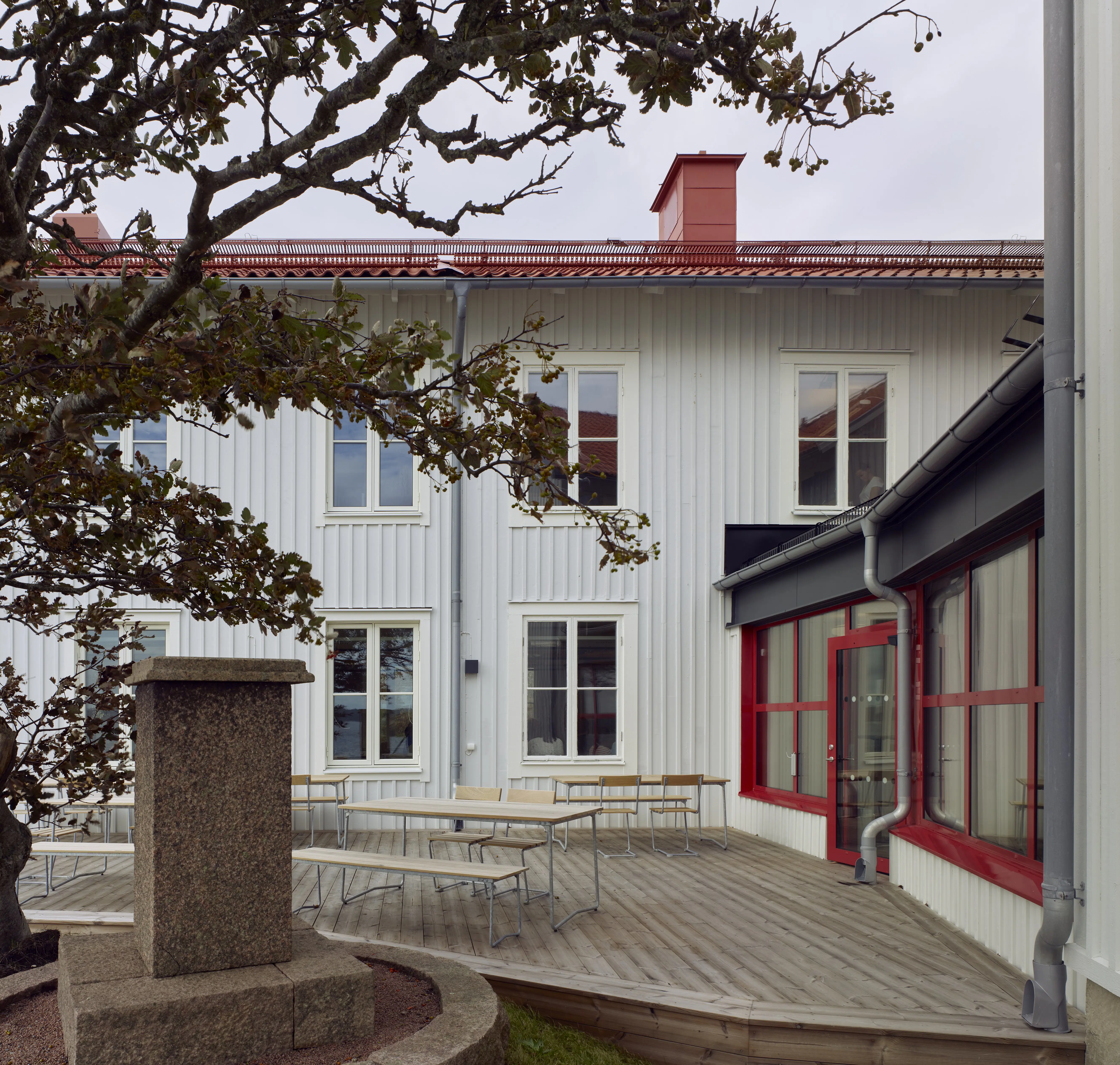 Havsfiskelaboratoriets innergård. På ett trädäck står utemöbler i stål och ljust trä.