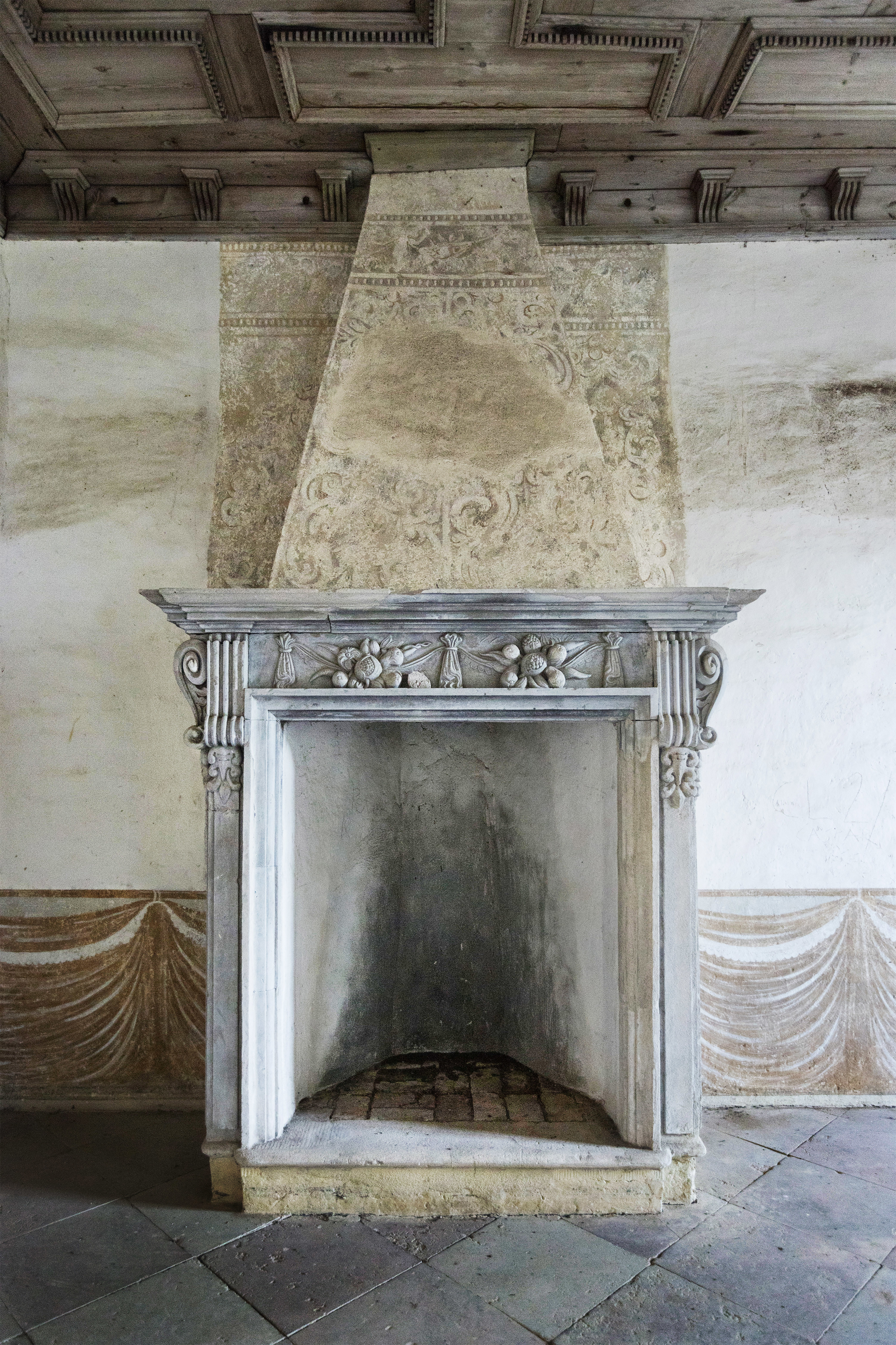 En av de två kvarvarande spisarna på Tynnelsö slott