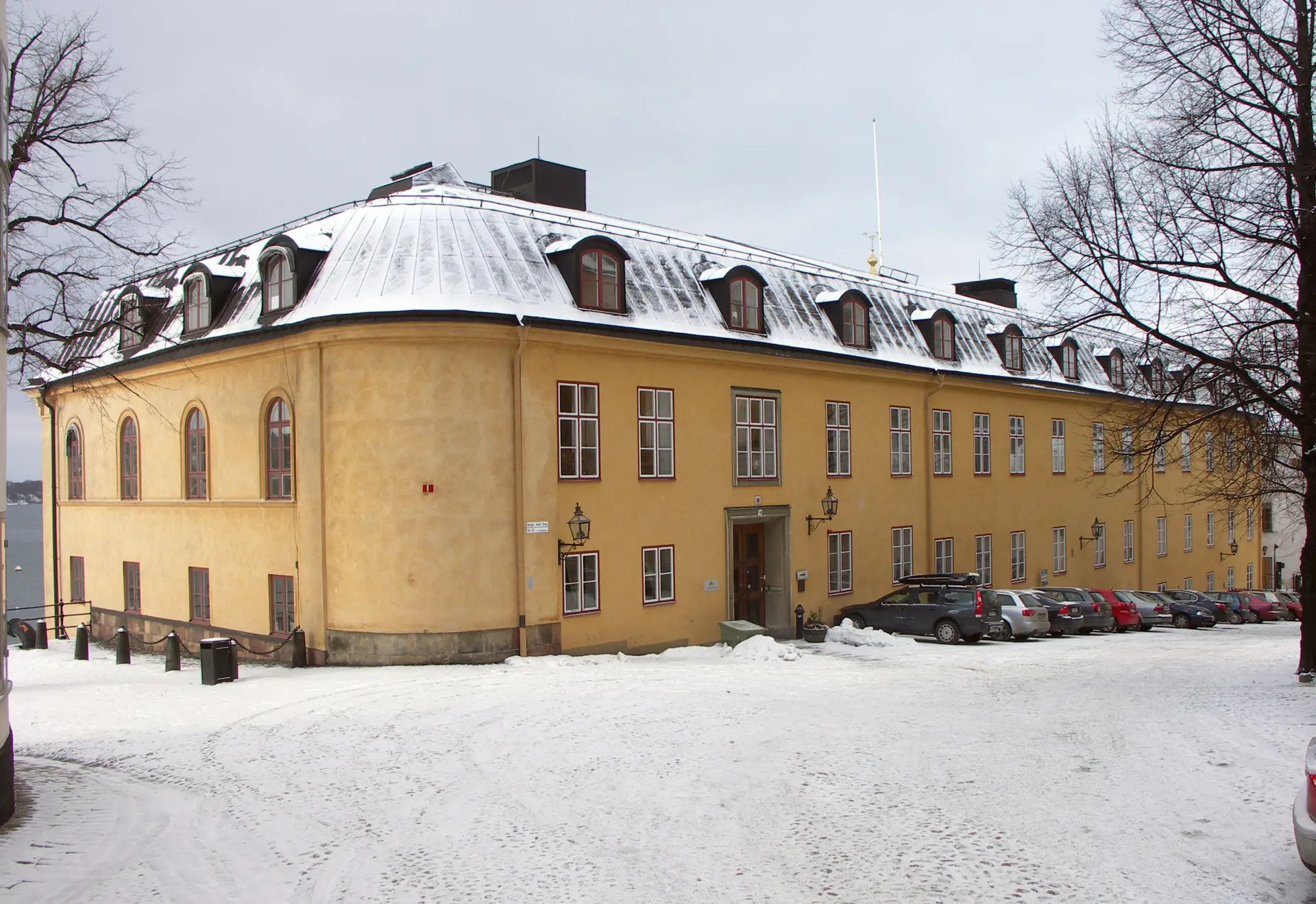 Huset sett från öster med en liten glimt av Riddarfjärden till vänster.