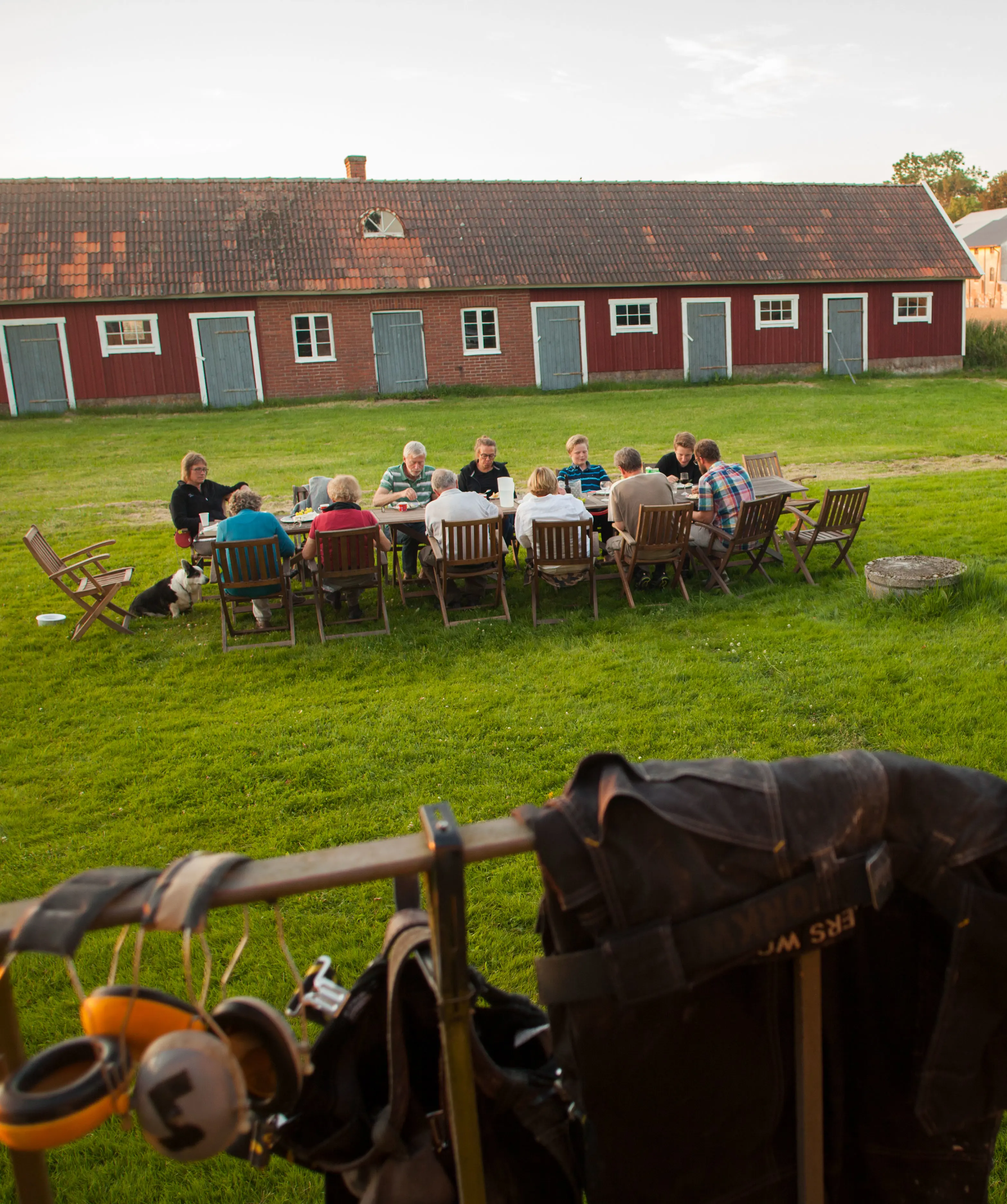 Gemensam middag i kvällssolen.