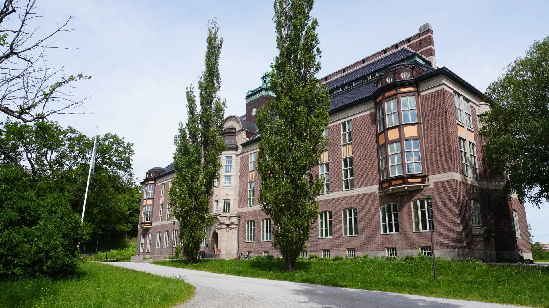 Botaniska museet vid Naturhistoriska. Sommar och grönska.