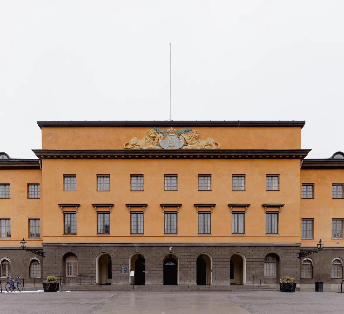 Kasernbyggnaden för Livgardet till häst. Högst upp på den gula byggnaden finns Karl XIV Johans namnskiffer med lejon på vardera sida.