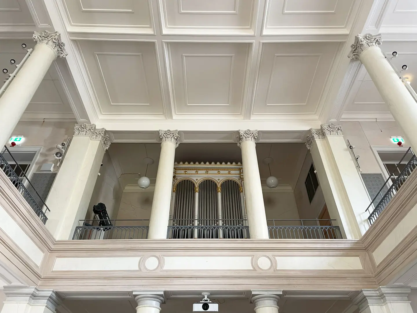 Kyrksalen i Manillaskolan med pelare och en orgel i mitten.