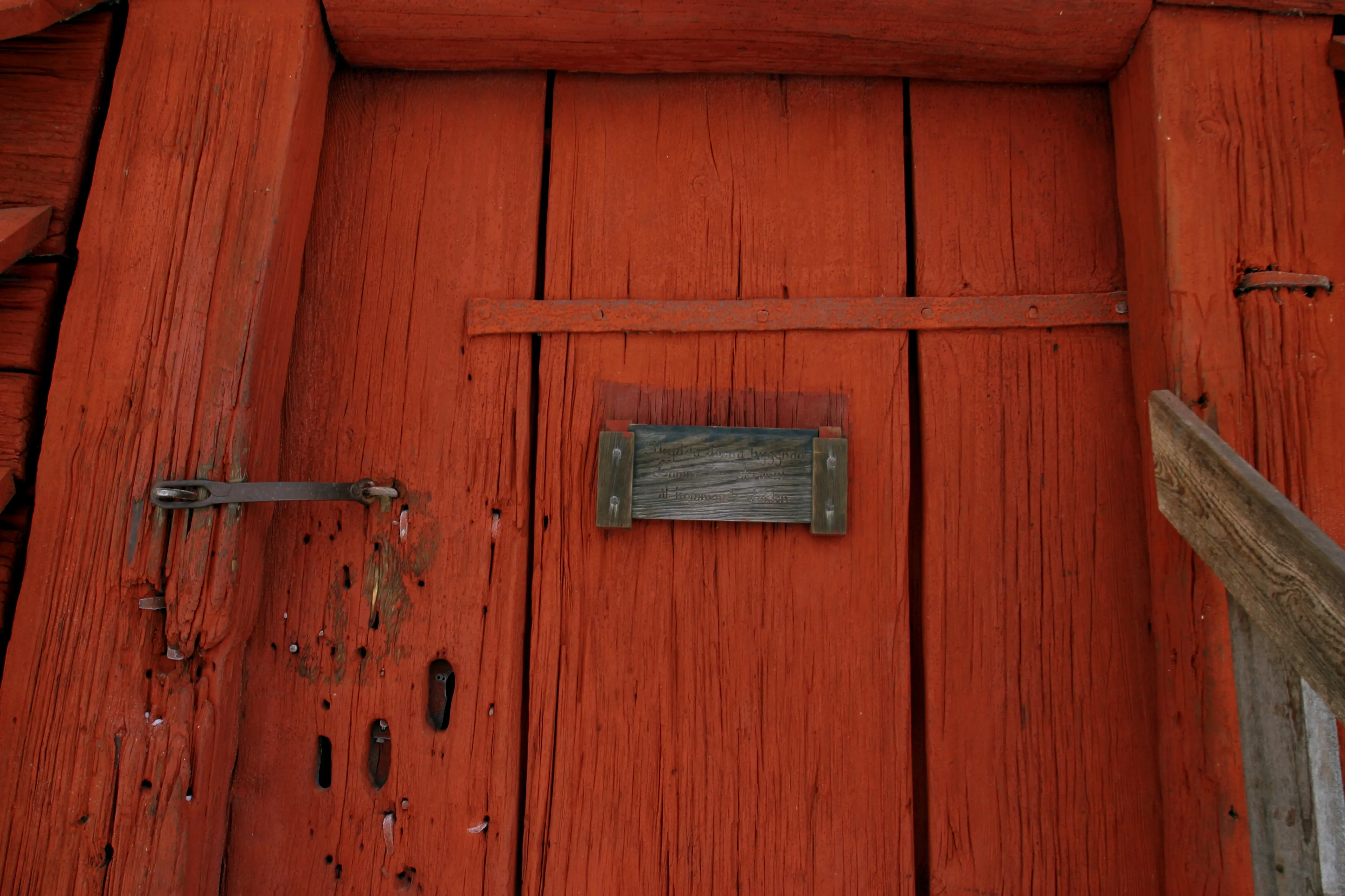 Rankhyttan, fasad. Den faluröda dörren är stängd med en enkel hasp.