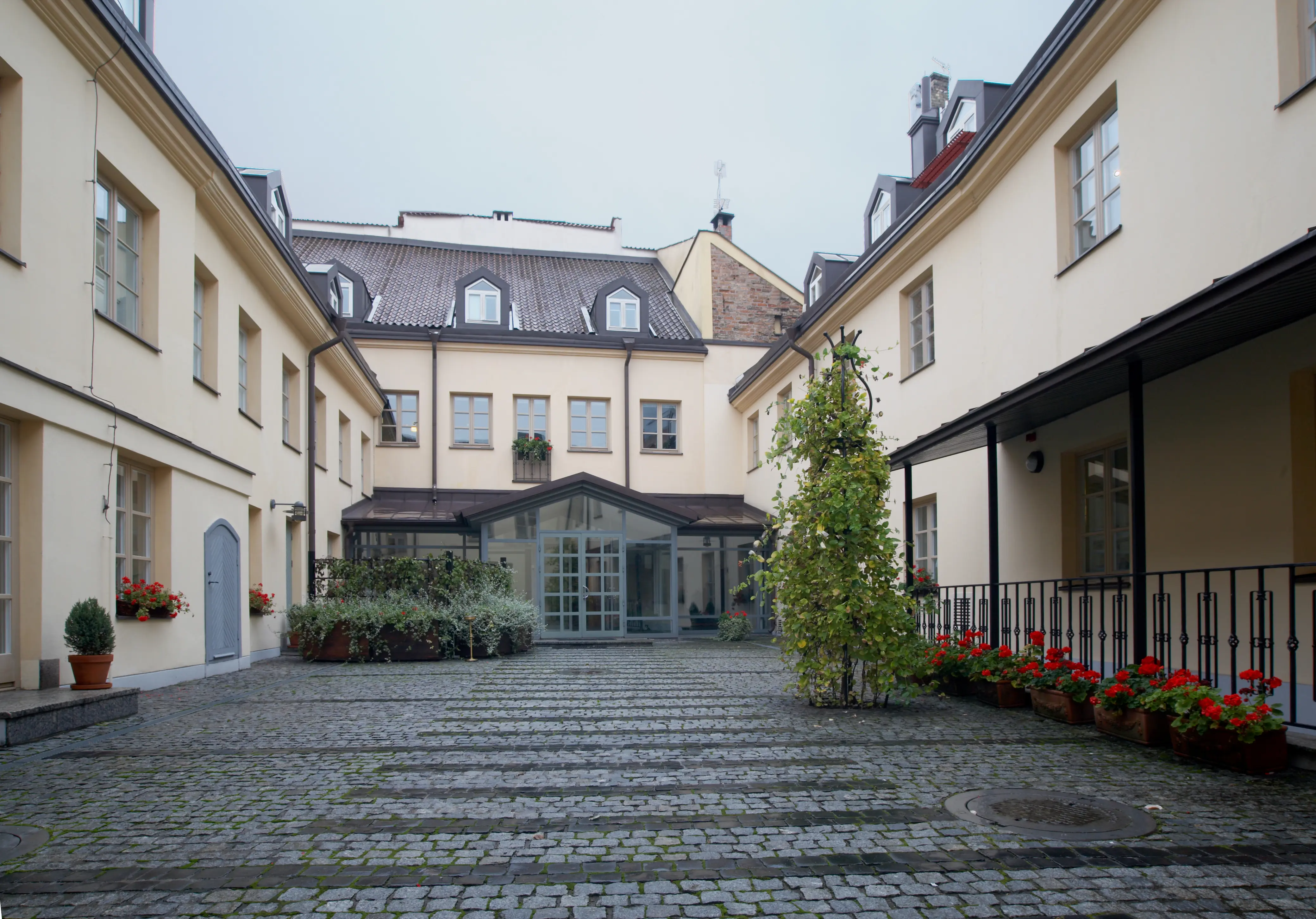 Ambassaden i Vilnius. Den sten-lagda innergården.