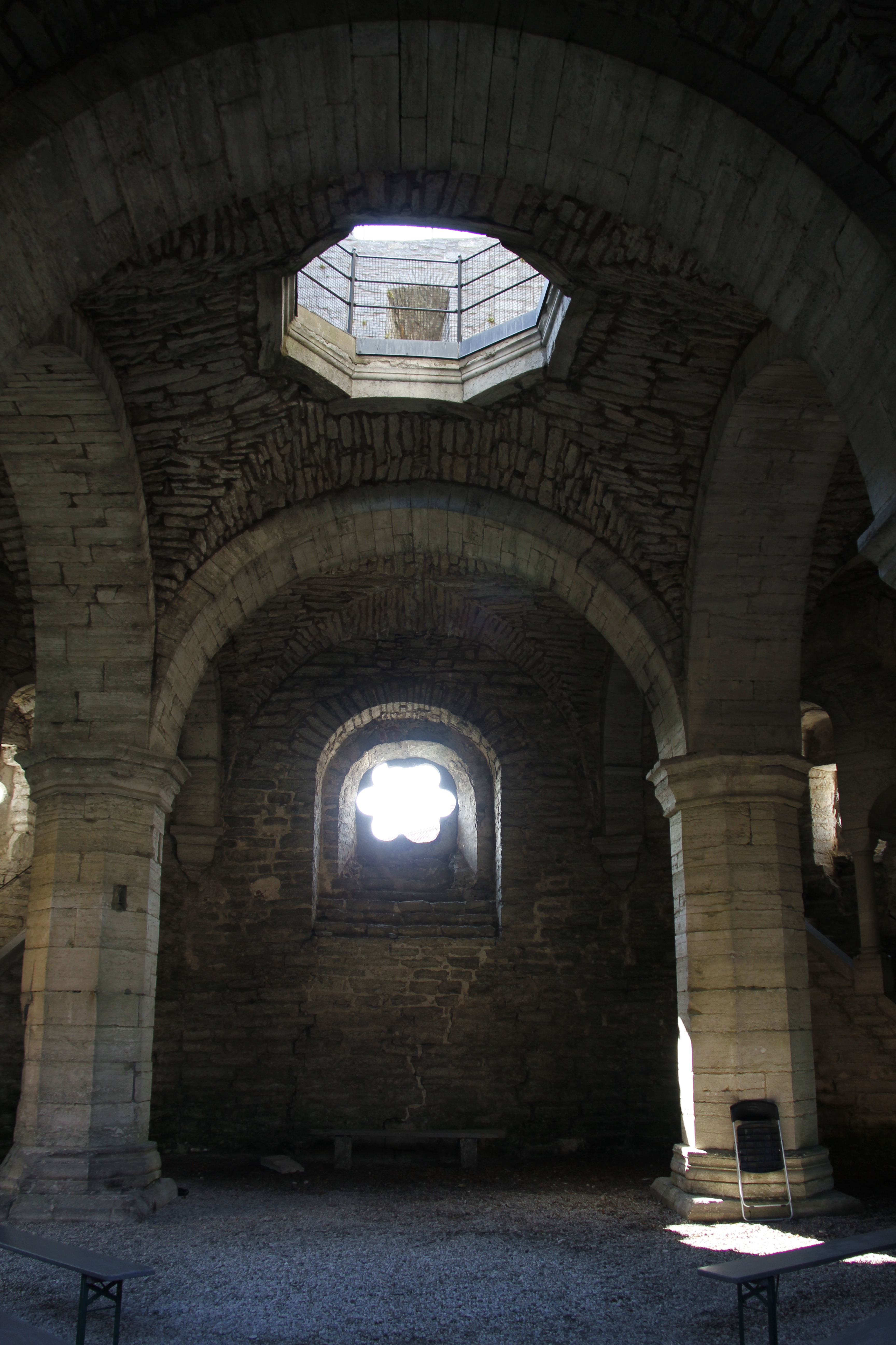 Helge ands ruin. Kyrkorummet har en åttasidig öppning i taket och åttasidiga pelare.