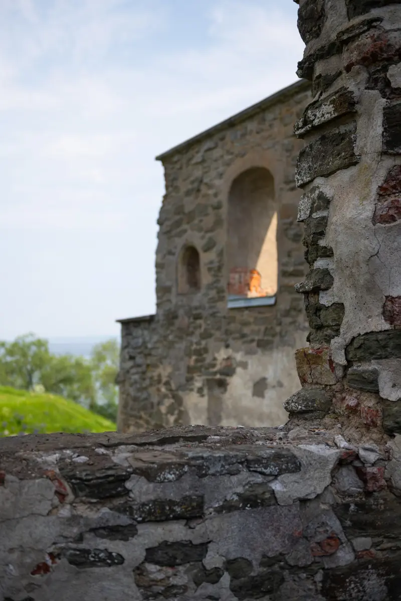 Närbild av murarna på Visingsborgs slottsruin